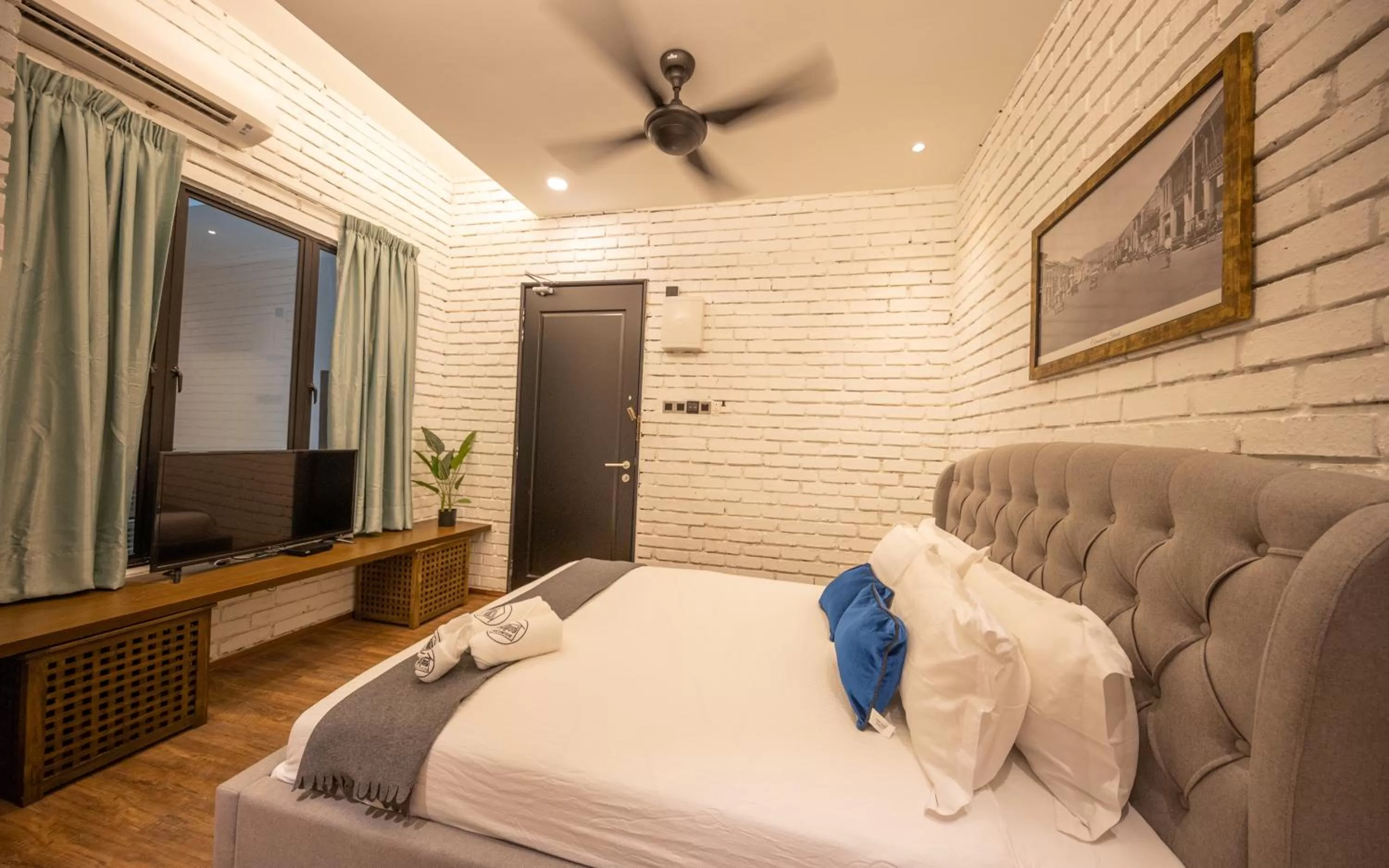 Photo of the whole room, Bed in Carnarvon Suites