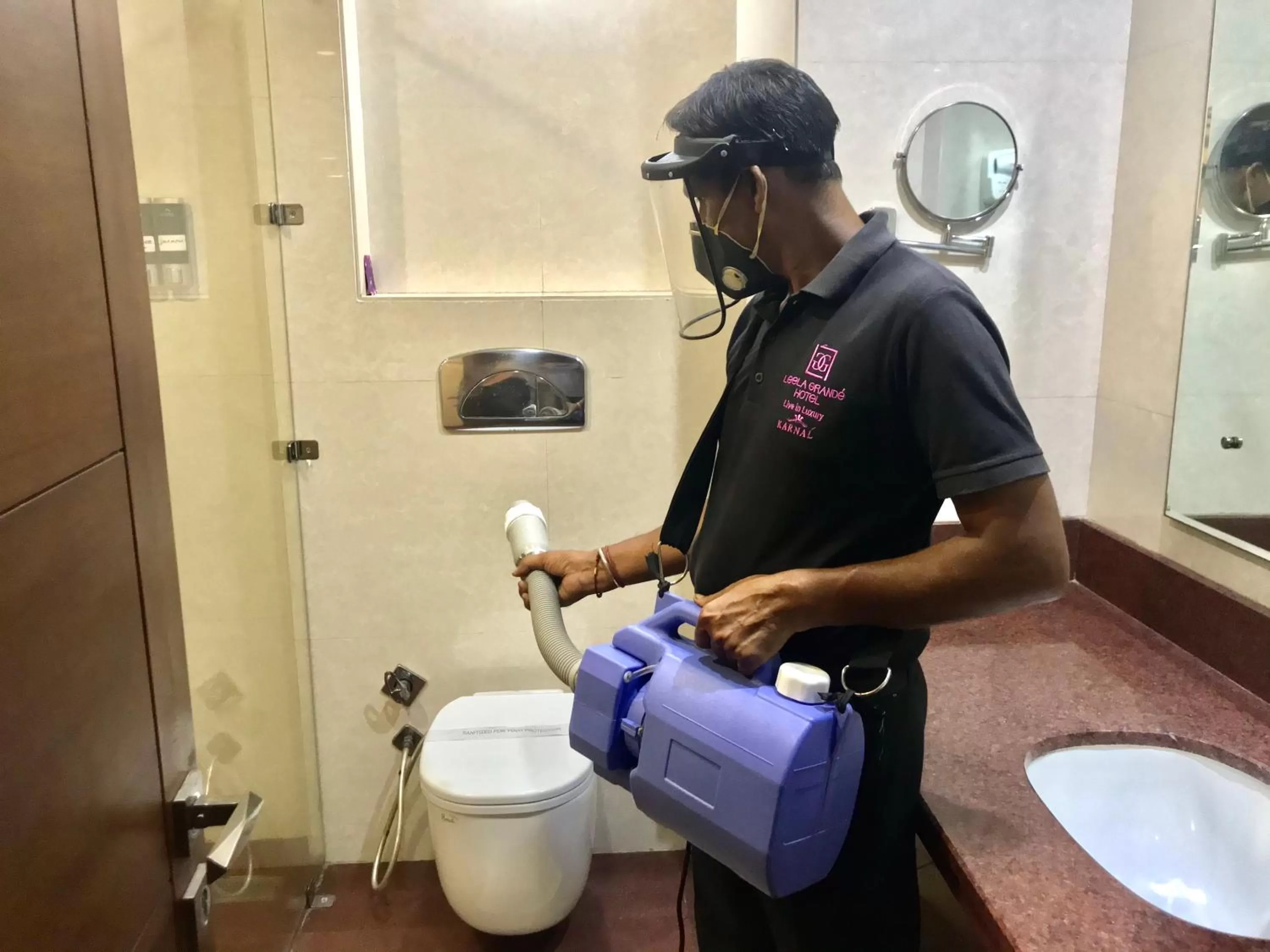 Bathroom in Hotel Leela Grande