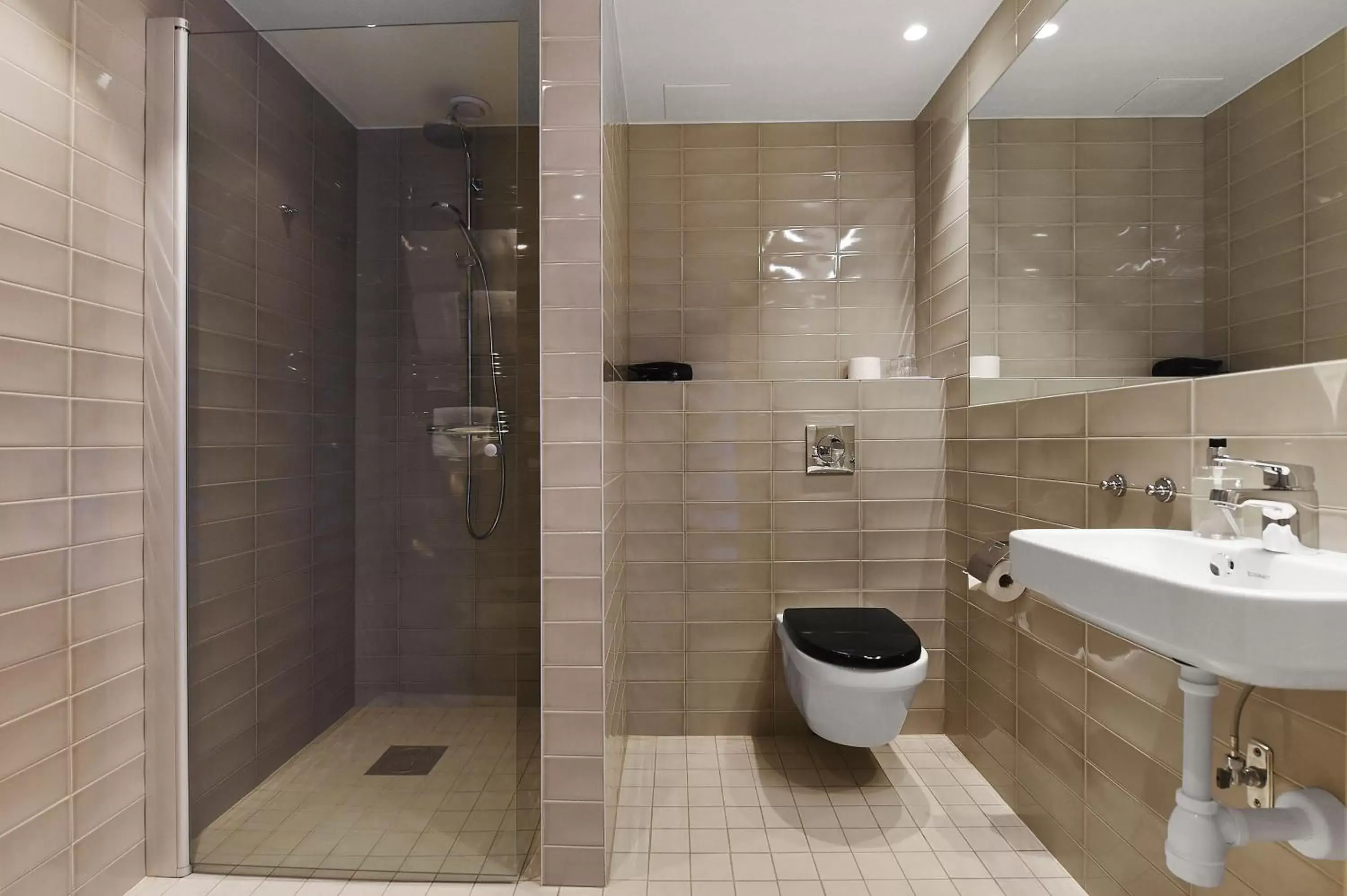 Shower, Bathroom in Ersta Hotell & Konferens