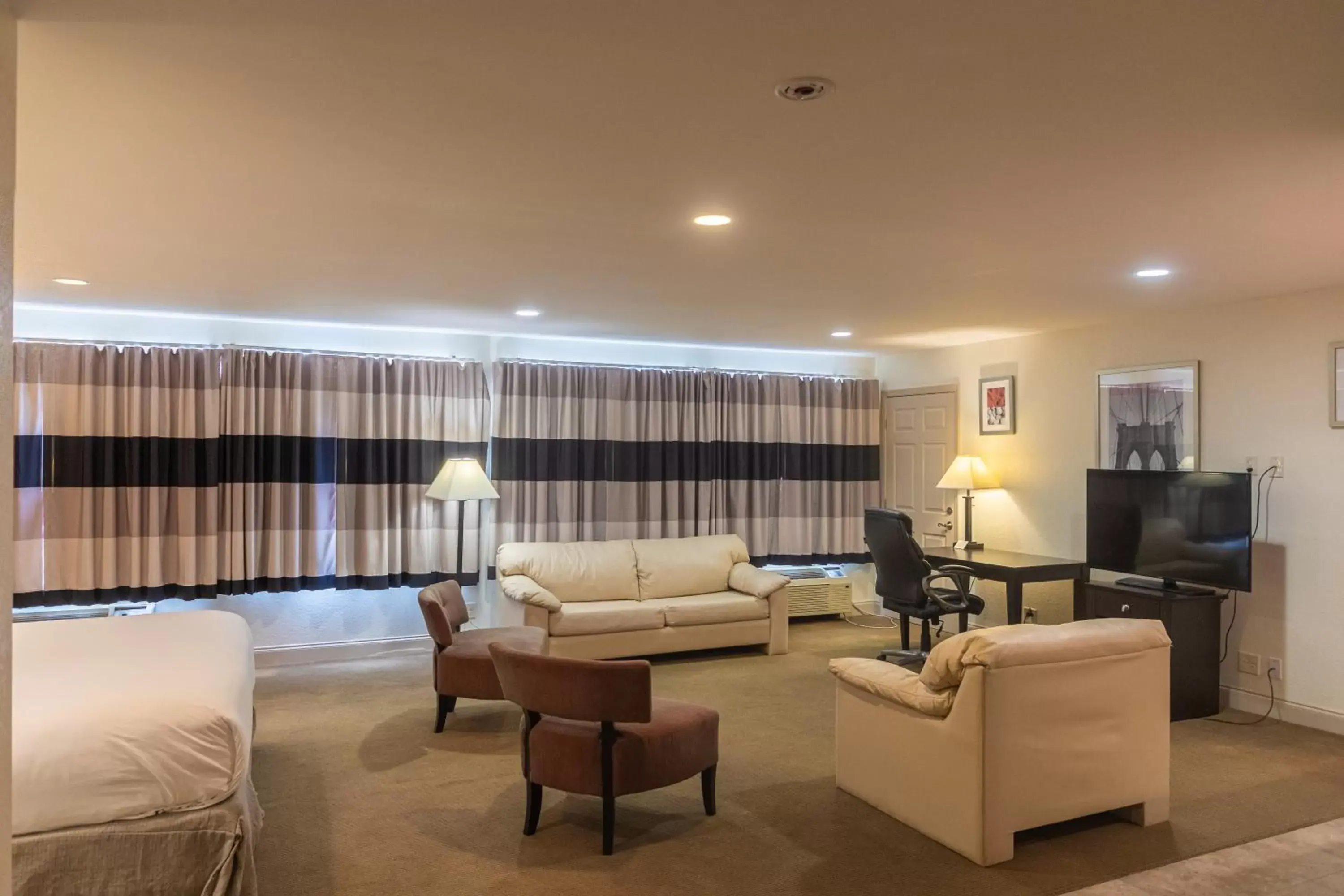 Bed, Seating Area in Cottonwood Suites Savannah Hotel & Conference Center