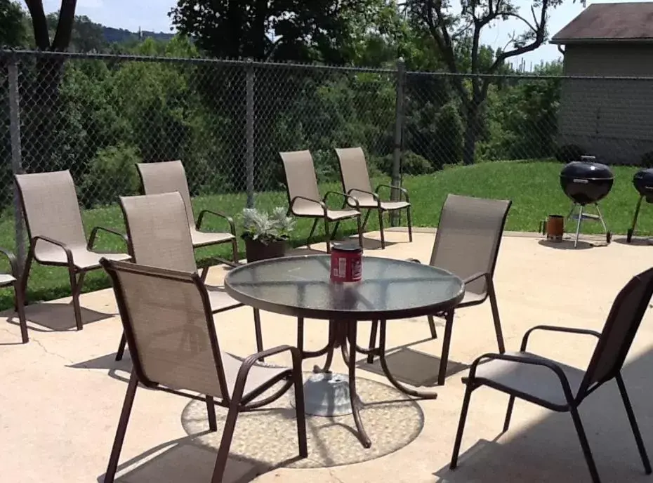 Patio in Ramada Hotel Ashland-Catlettsburg