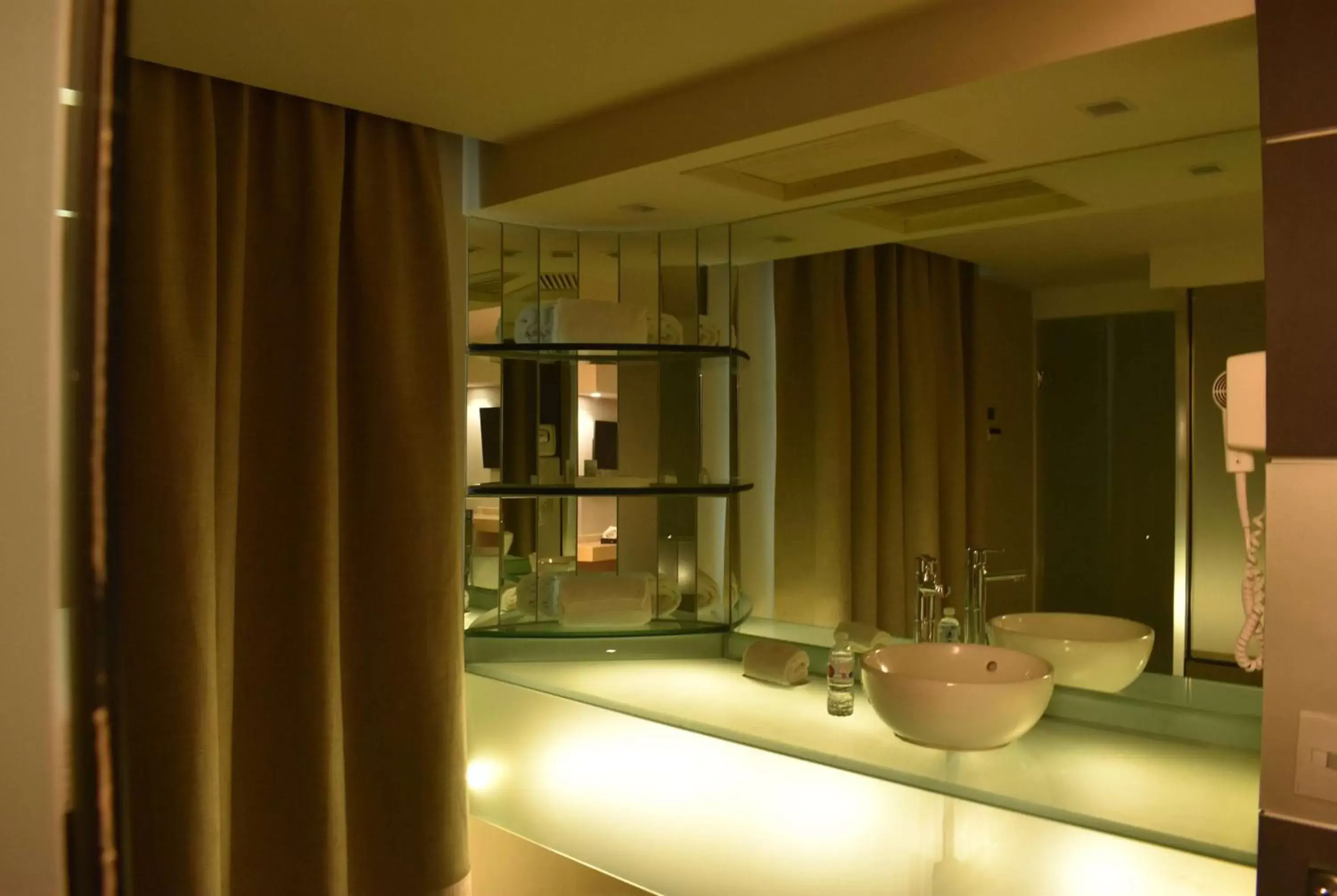 TV and multimedia, Bathroom in Ramada by Wyndham Mexico City Santa Fe