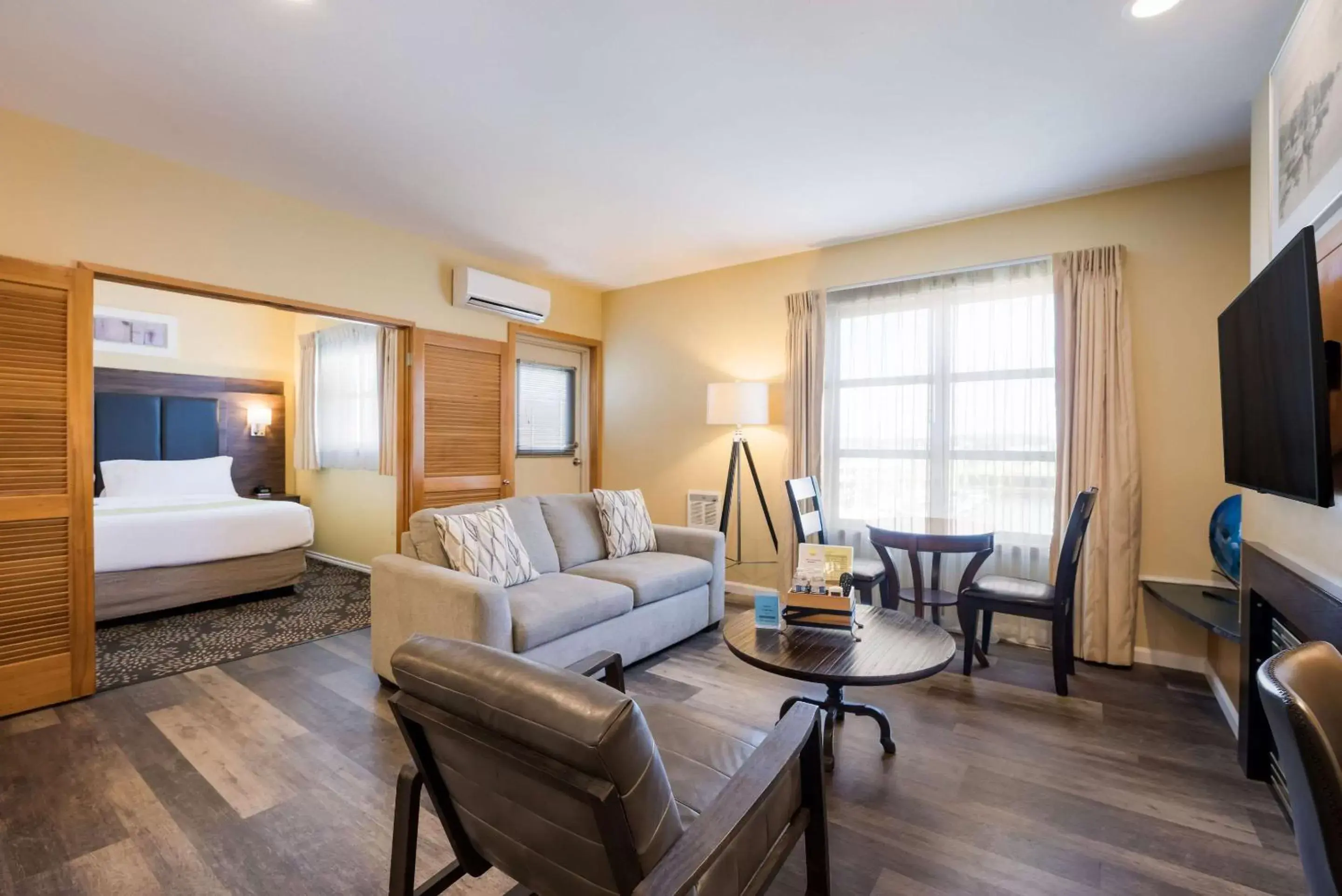 Living room, Seating Area in Inn at Port Gardner-Everett Waterfront, Ascend Hotel Collection