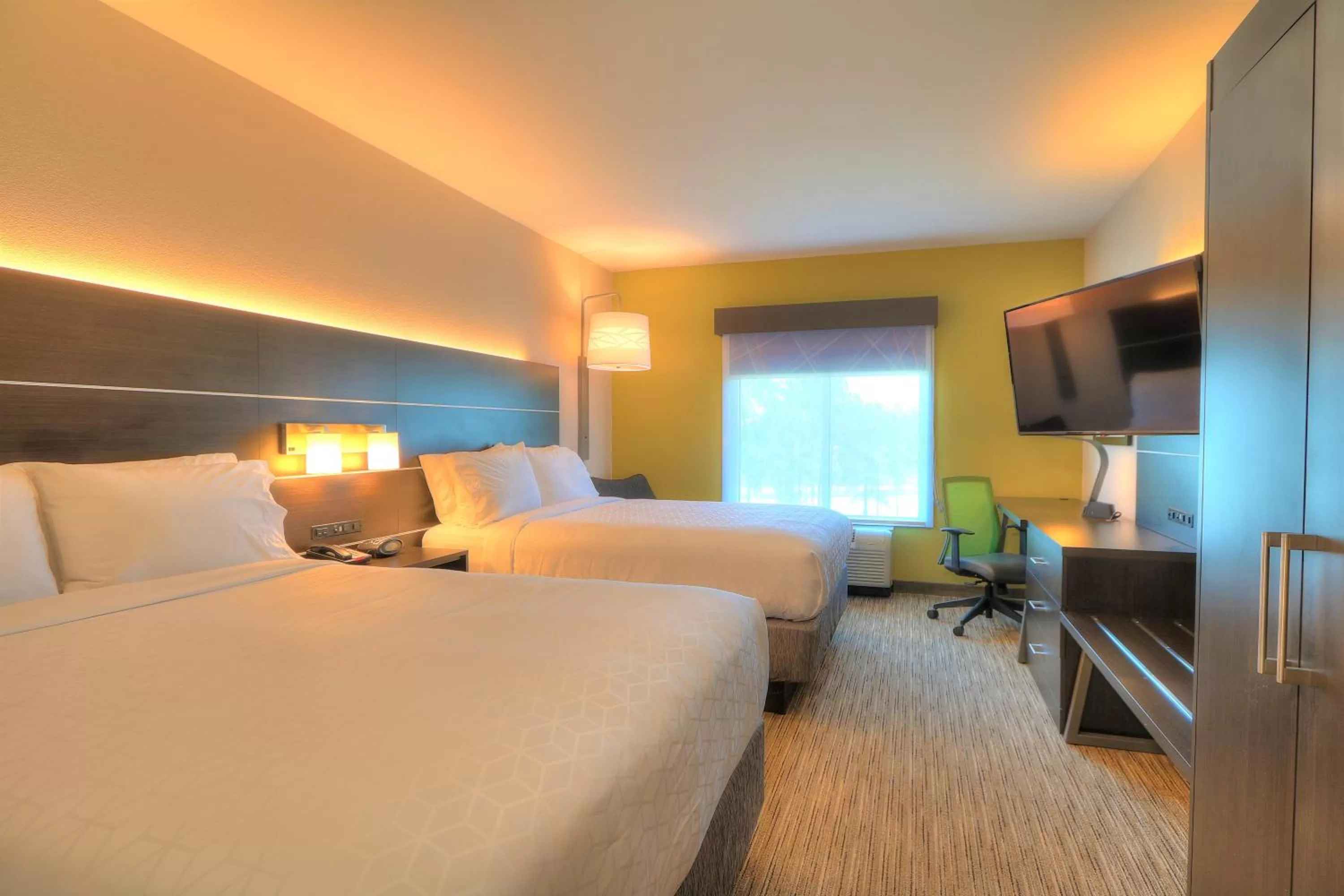 Photo of the whole room, Bed in Holiday Inn Express Hotel & Suites Mobile Saraland by IHG