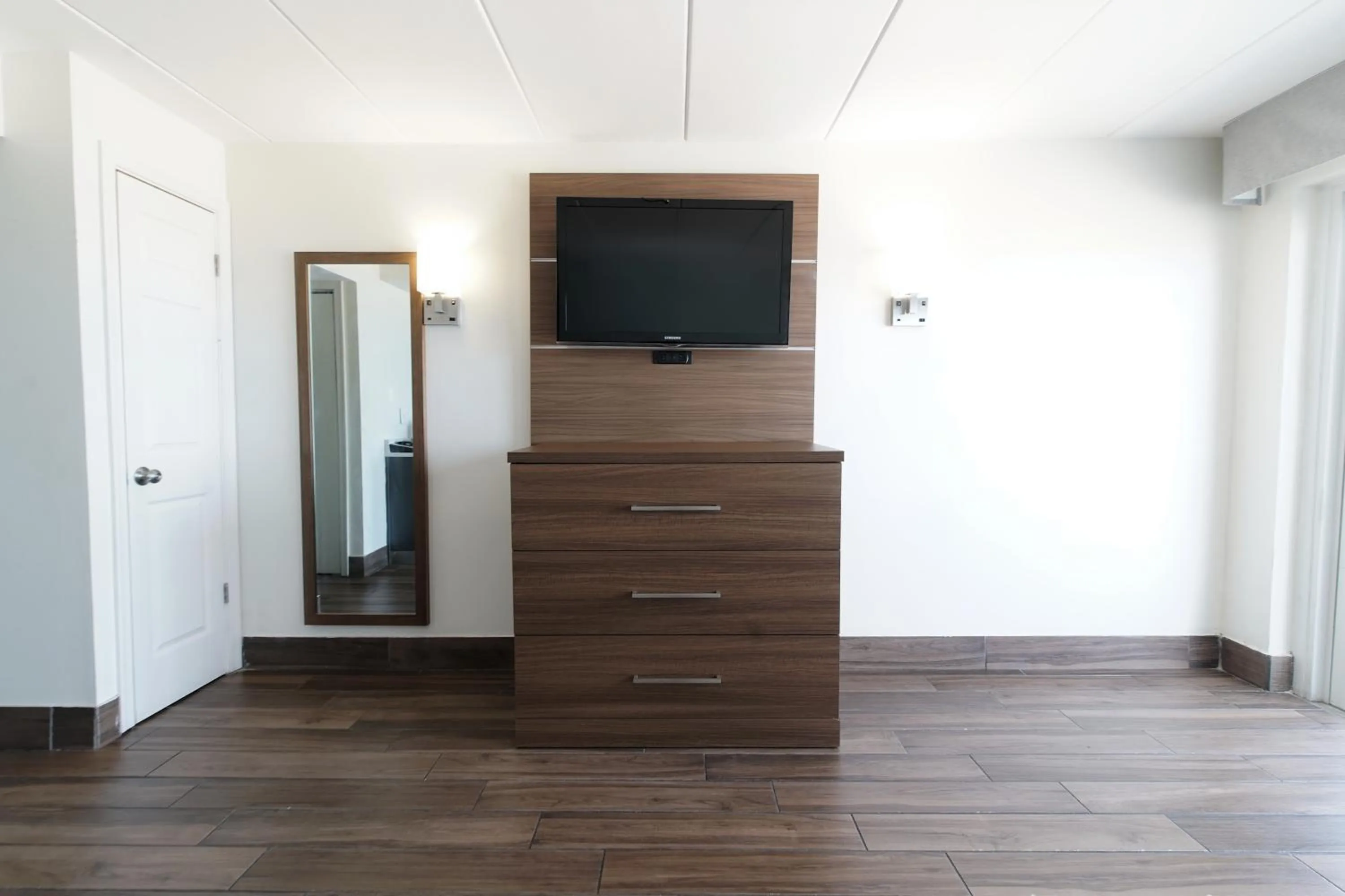 Living room in Marjac Suites Virginia Beach Oceanfront