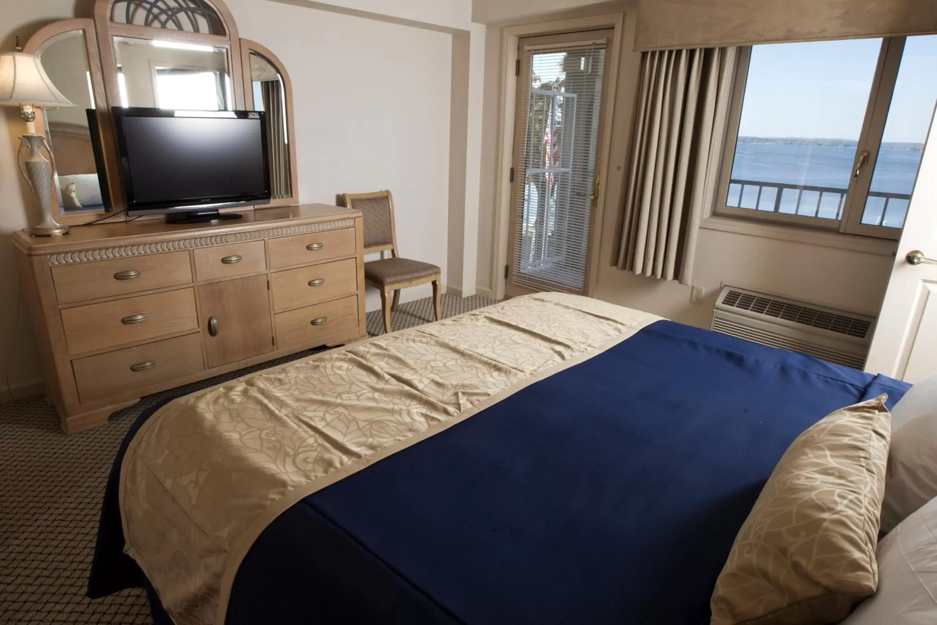 Bed in Bella Vista Suites Lake Geneva