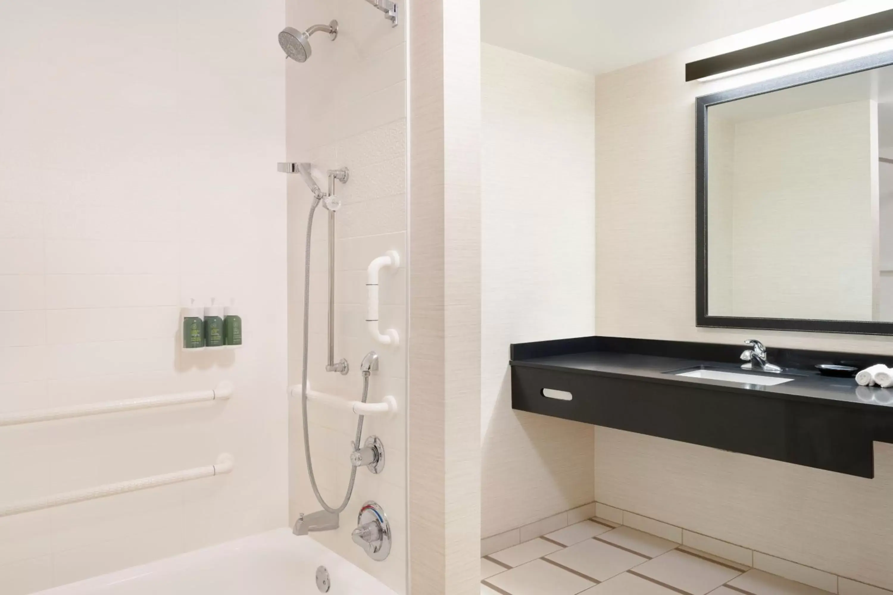 Bathroom in Fairfield Inn & Suites by Marriott Los Angeles LAX/El Segundo