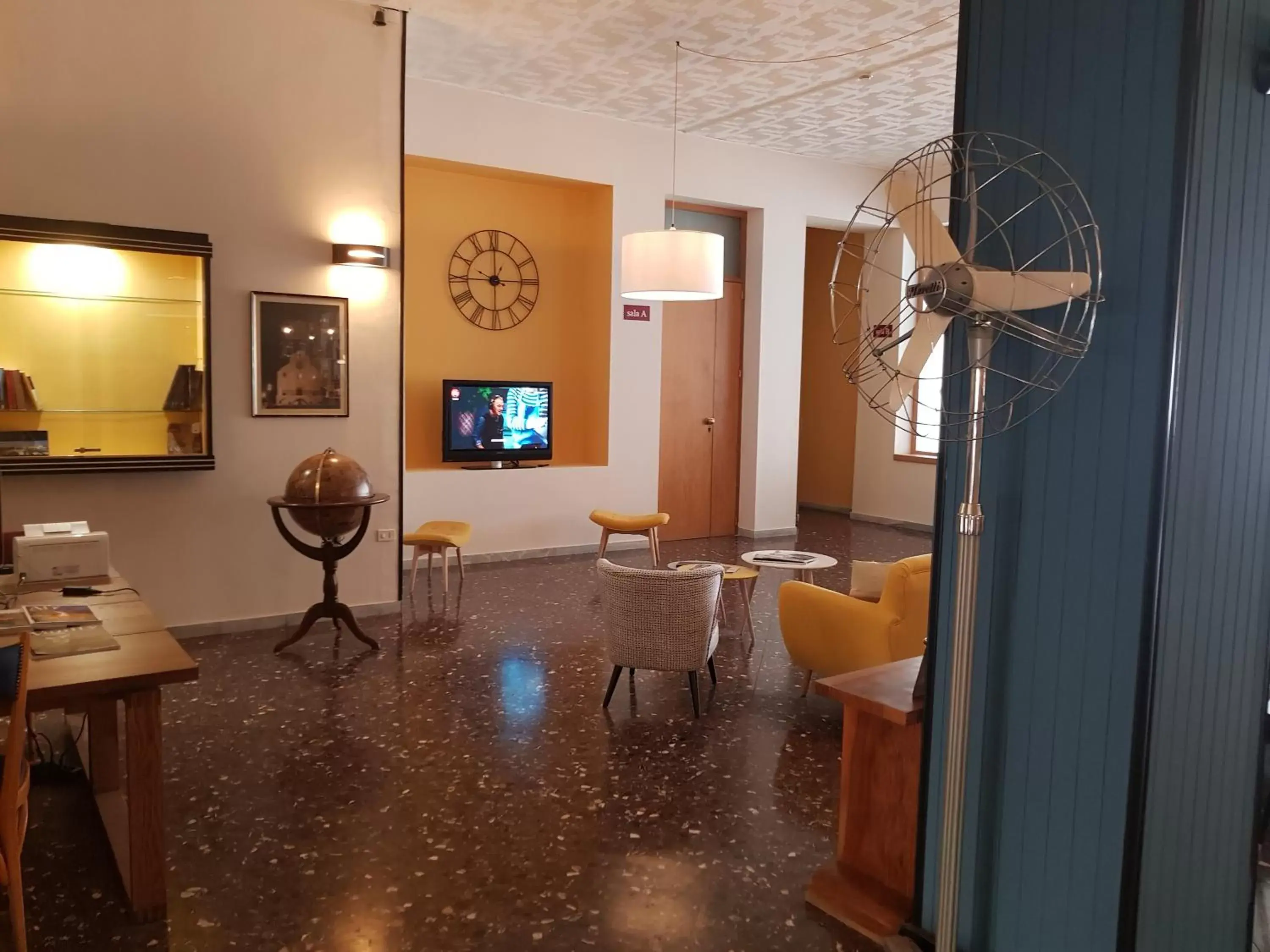 Communal lounge/ TV room, TV/Entertainment Center in ibis styles Trani