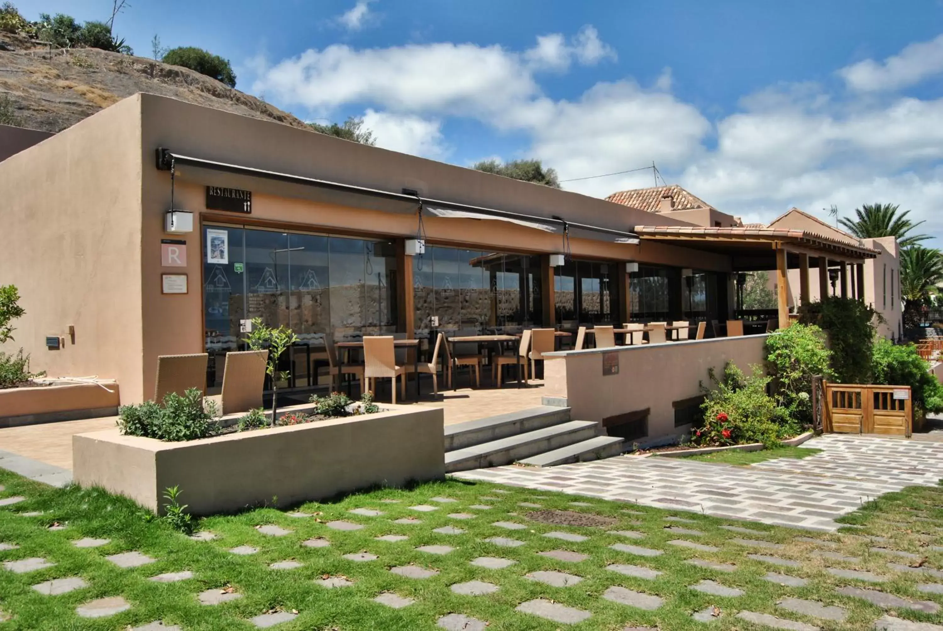 Restaurant/places to eat, Property Building in Hotel Rural El Mondalón