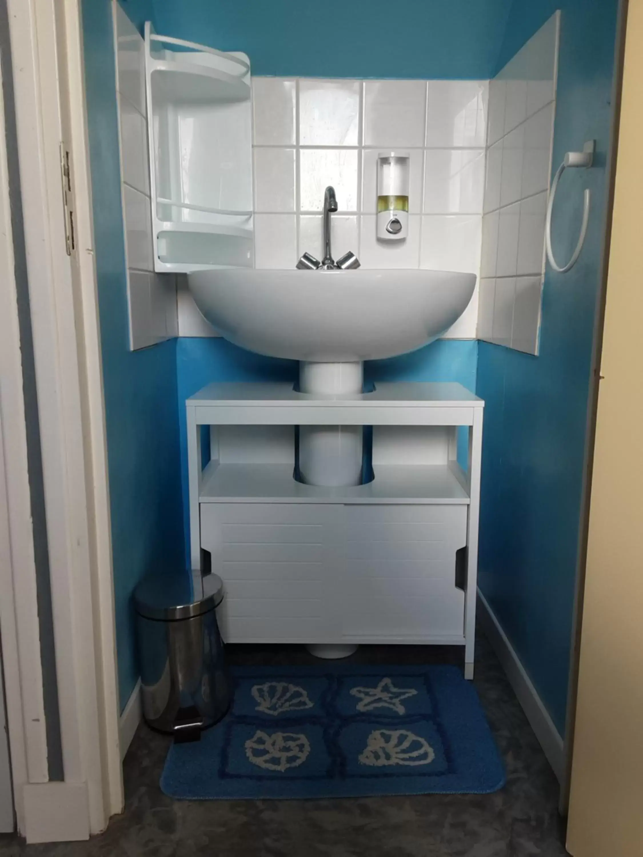 Bathroom in chambres d'hôtes les mésanges avec salle d'eau privative pdj compris