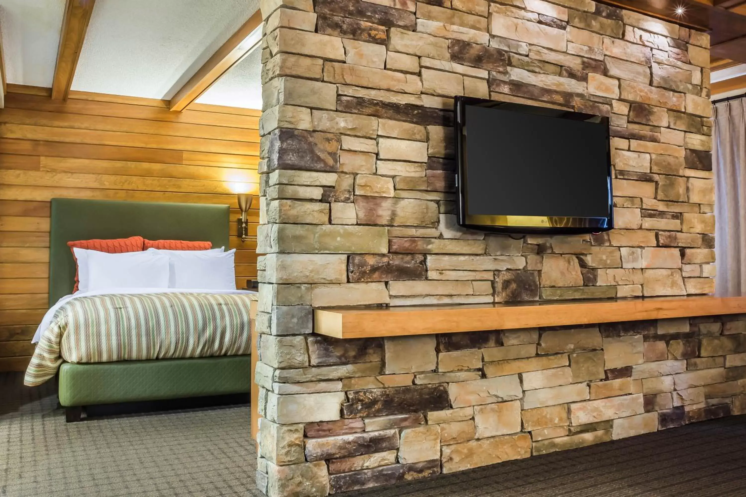 TV and multimedia, TV/Entertainment Center in Comfort Inn The Pointe