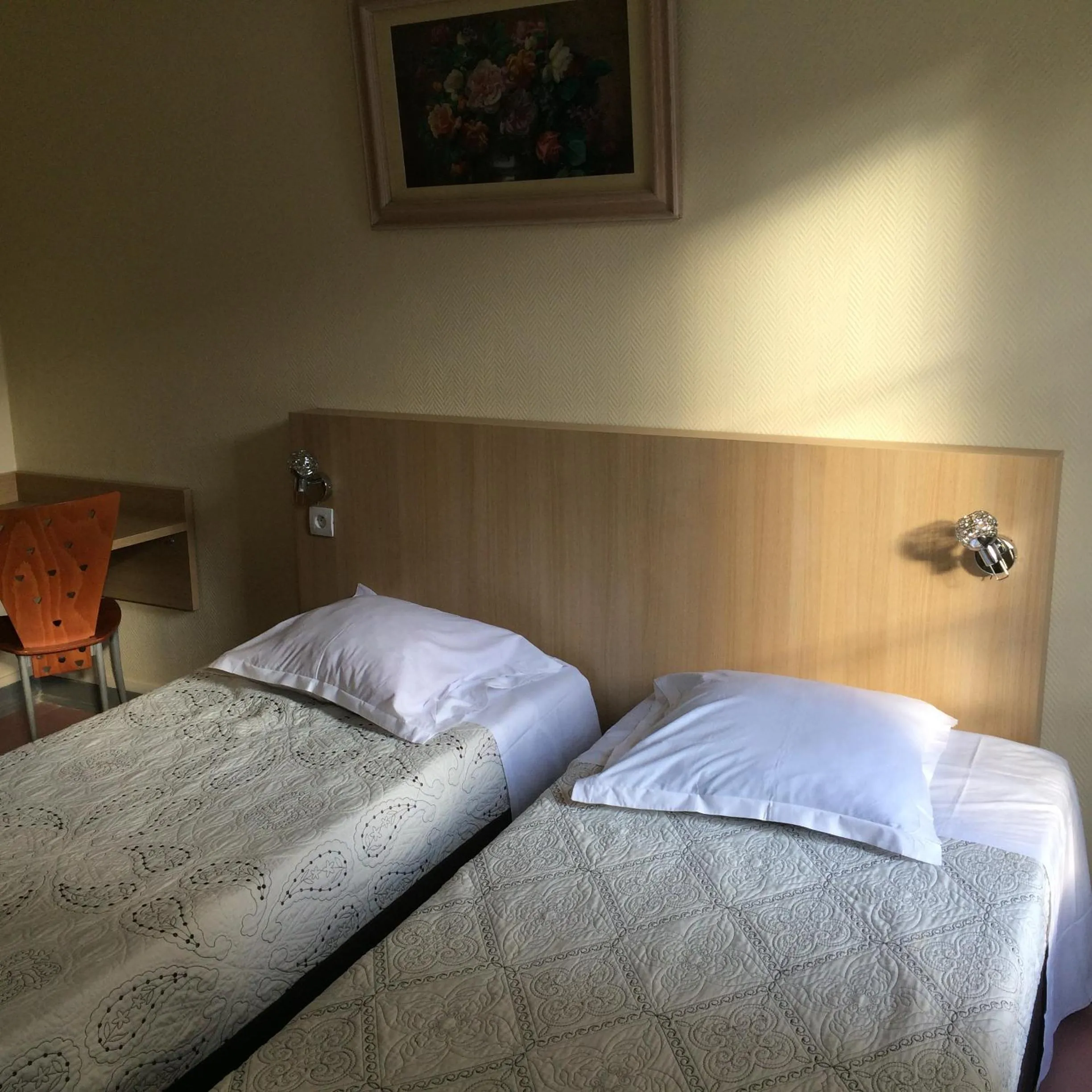 Photo of the whole room in Au Royal Mad