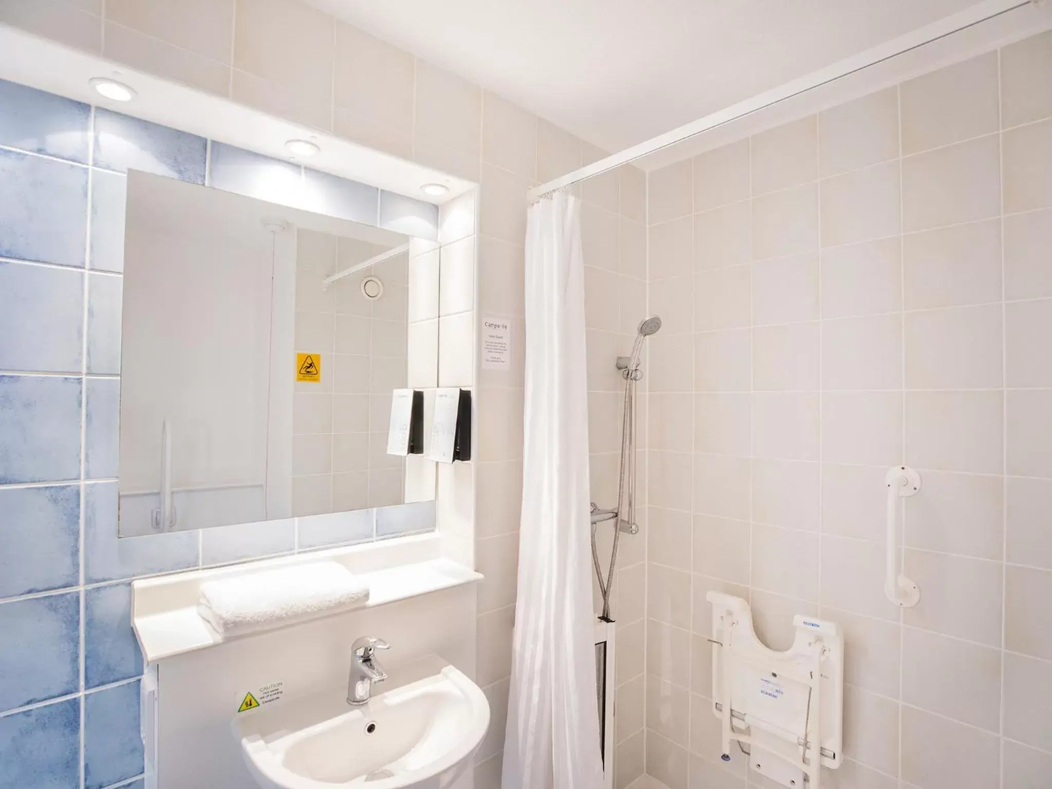 Shower, Bathroom in Campanile Milton Keynes - Fenny Stratford