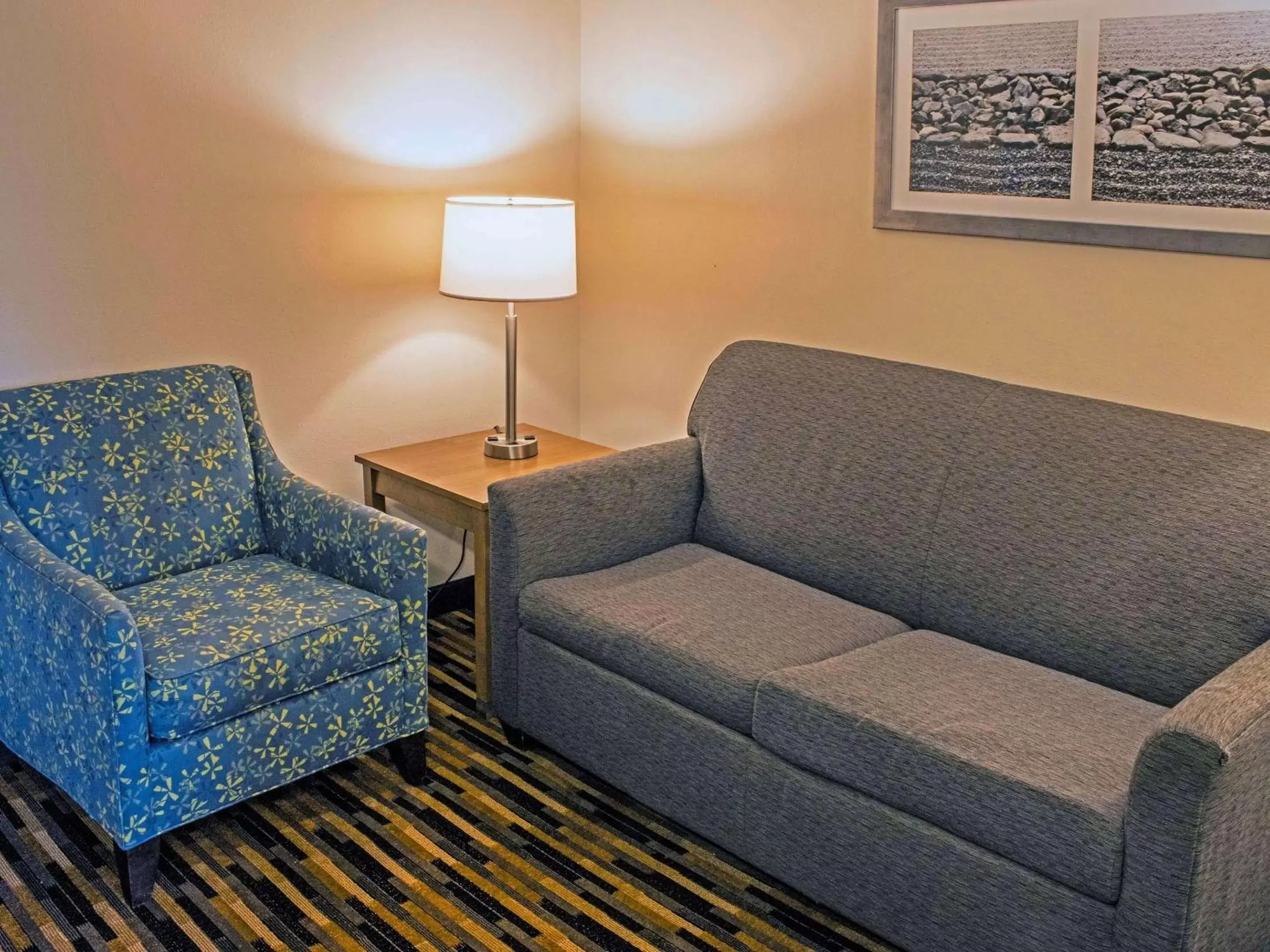 Living room, Seating Area in Quality Suites Lake Wright Norfolk Airport