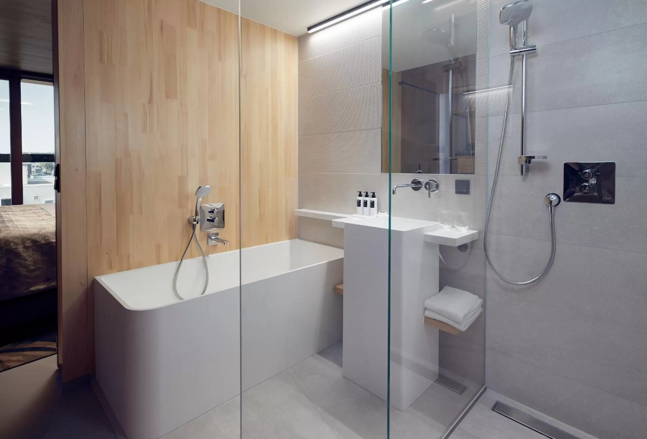 Superior Room with Bath, Shower & Balcony in Hotel Jakarta Amsterdam