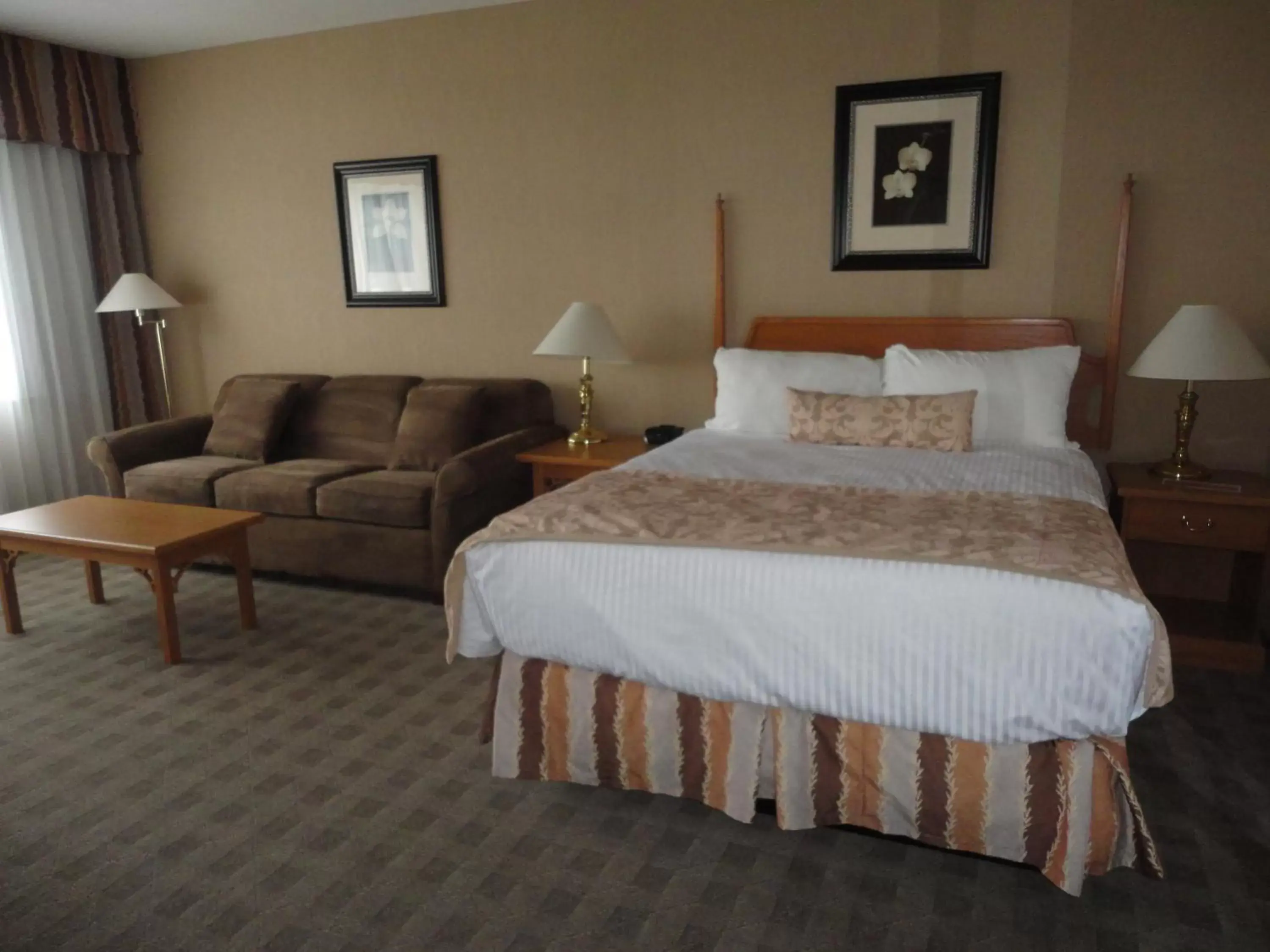 Bed in Ramada by Wyndham Kelowna Hotel & Conference Center