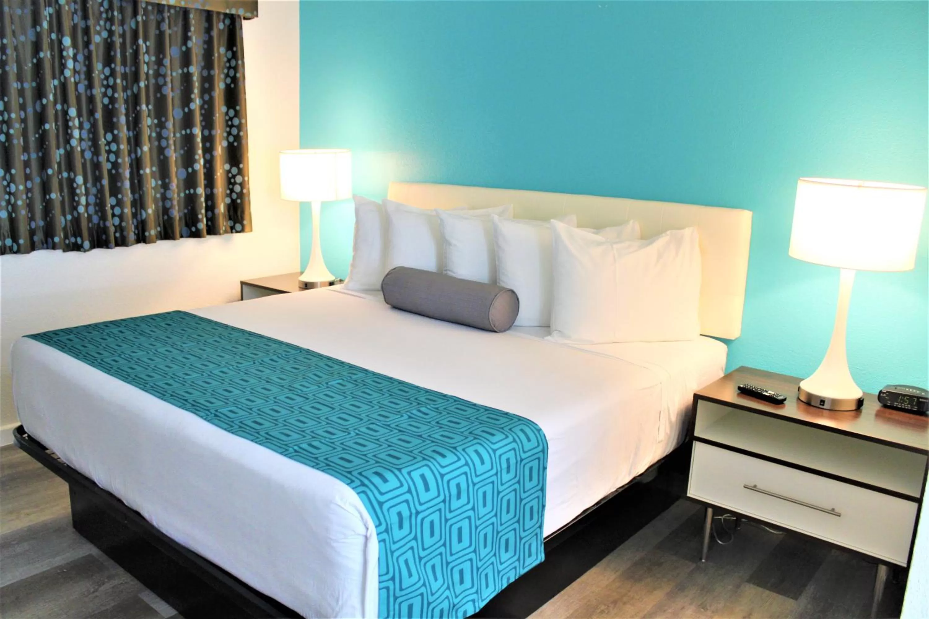 Bed in Howard Johnson Suites by Wyndham San Diego Chula Vista BayFront