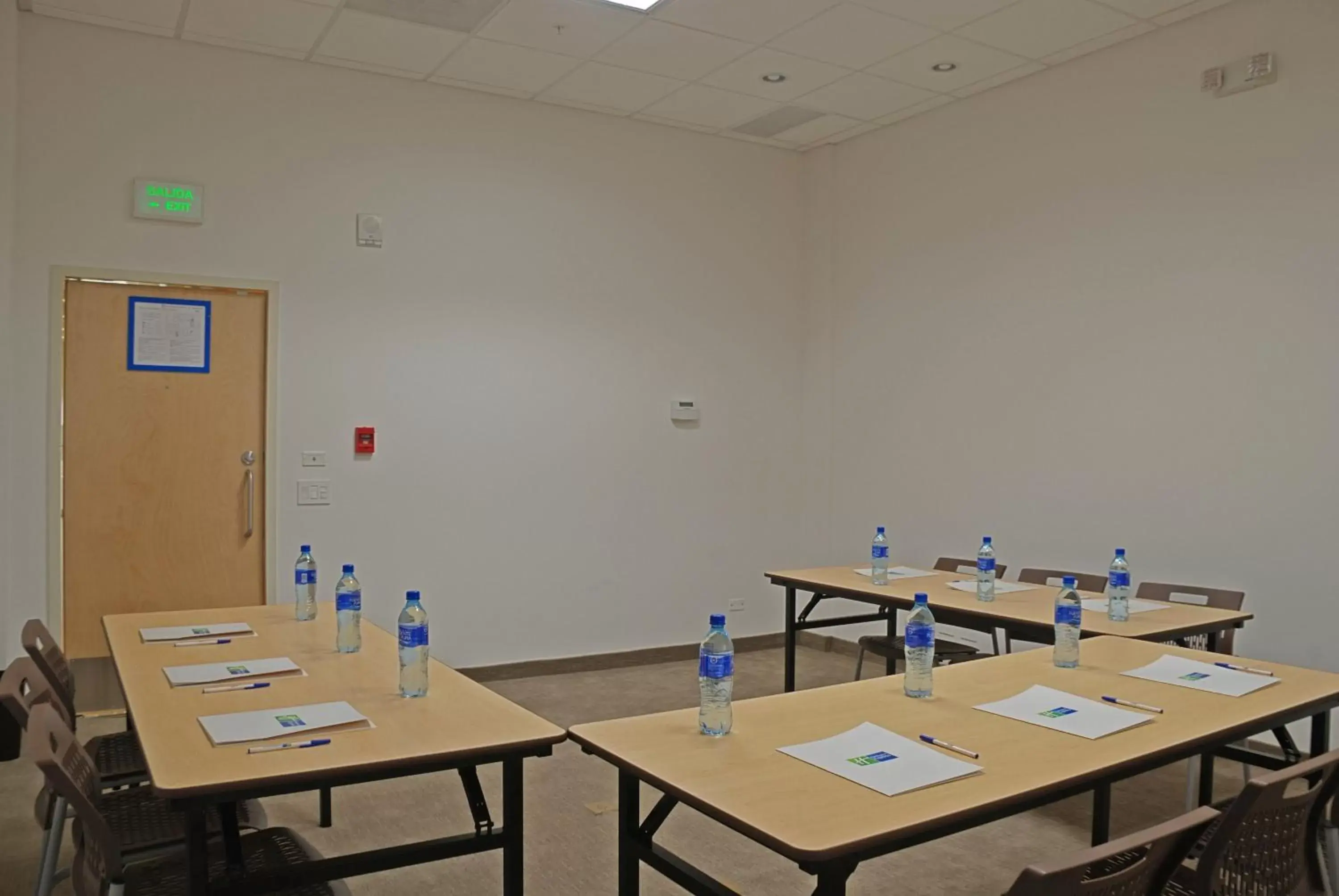 Meeting/conference room in Holiday Inn Express Managua, an IHG Hotel