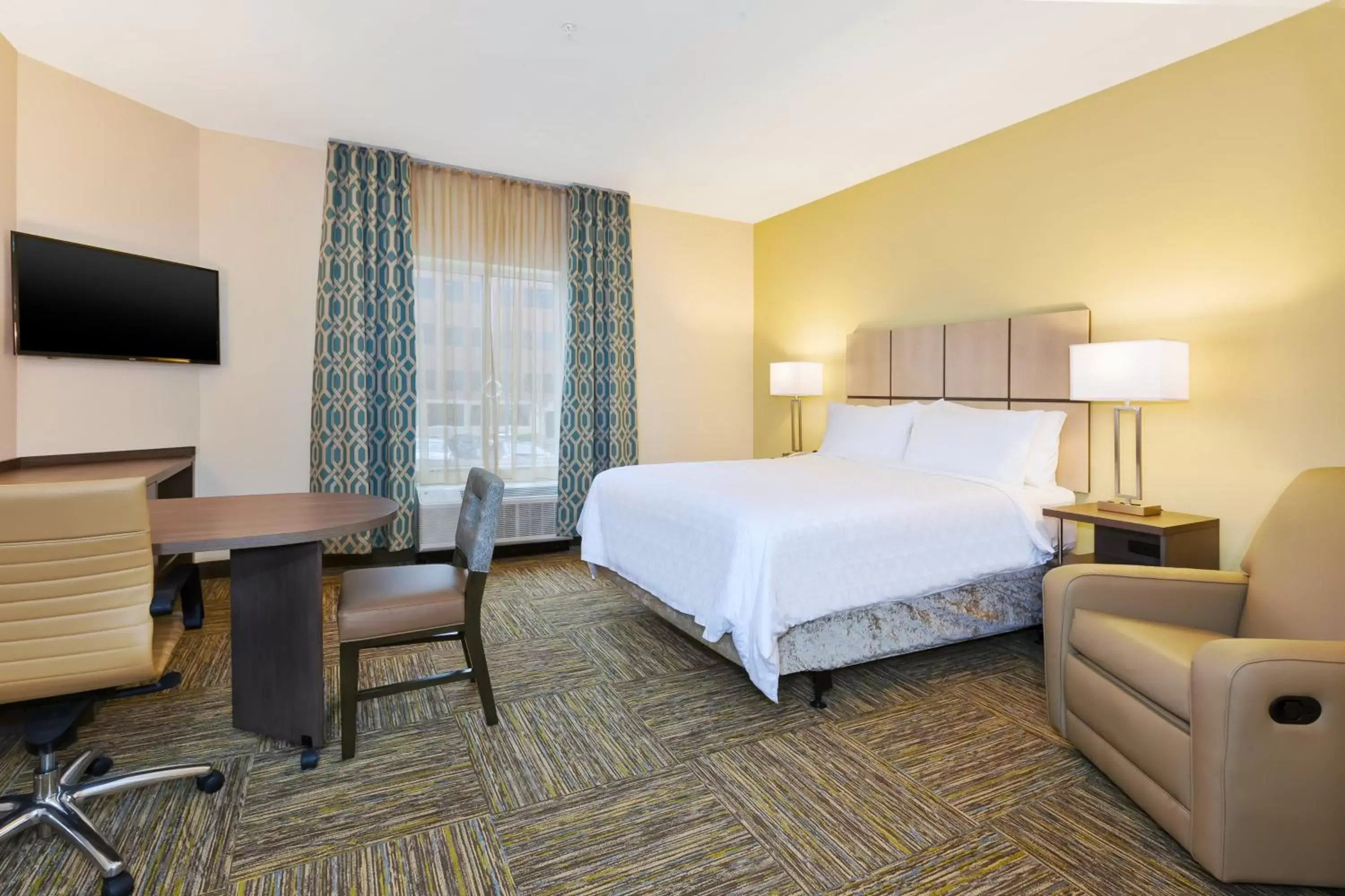 Photo of the whole room, Bed in Candlewood Suites Louisville - NE Downtown Area, an IHG Hotel