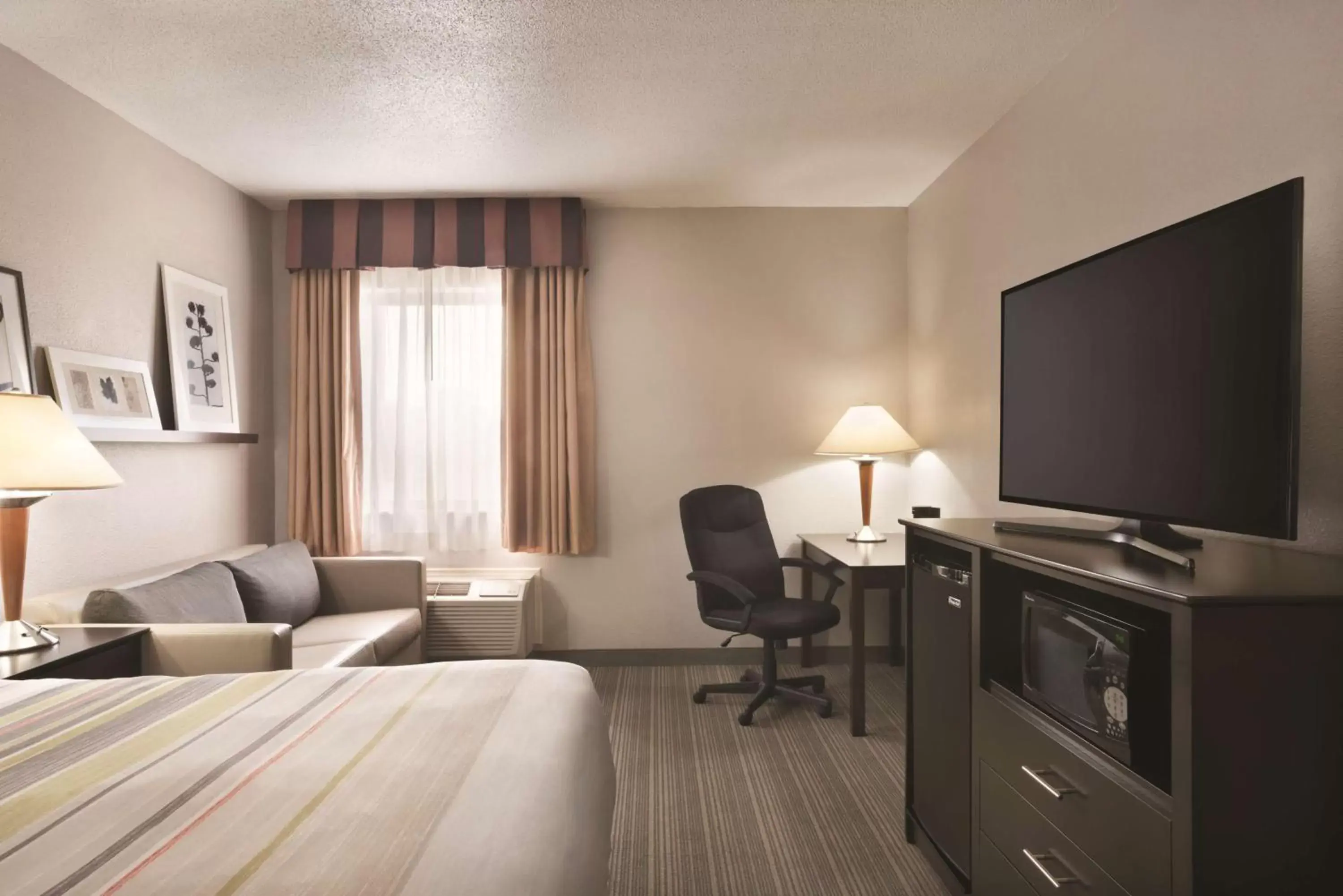 Photo of the whole room, TV/Entertainment Center in Country Inn & Suites by Radisson, Indianapolis East, IN