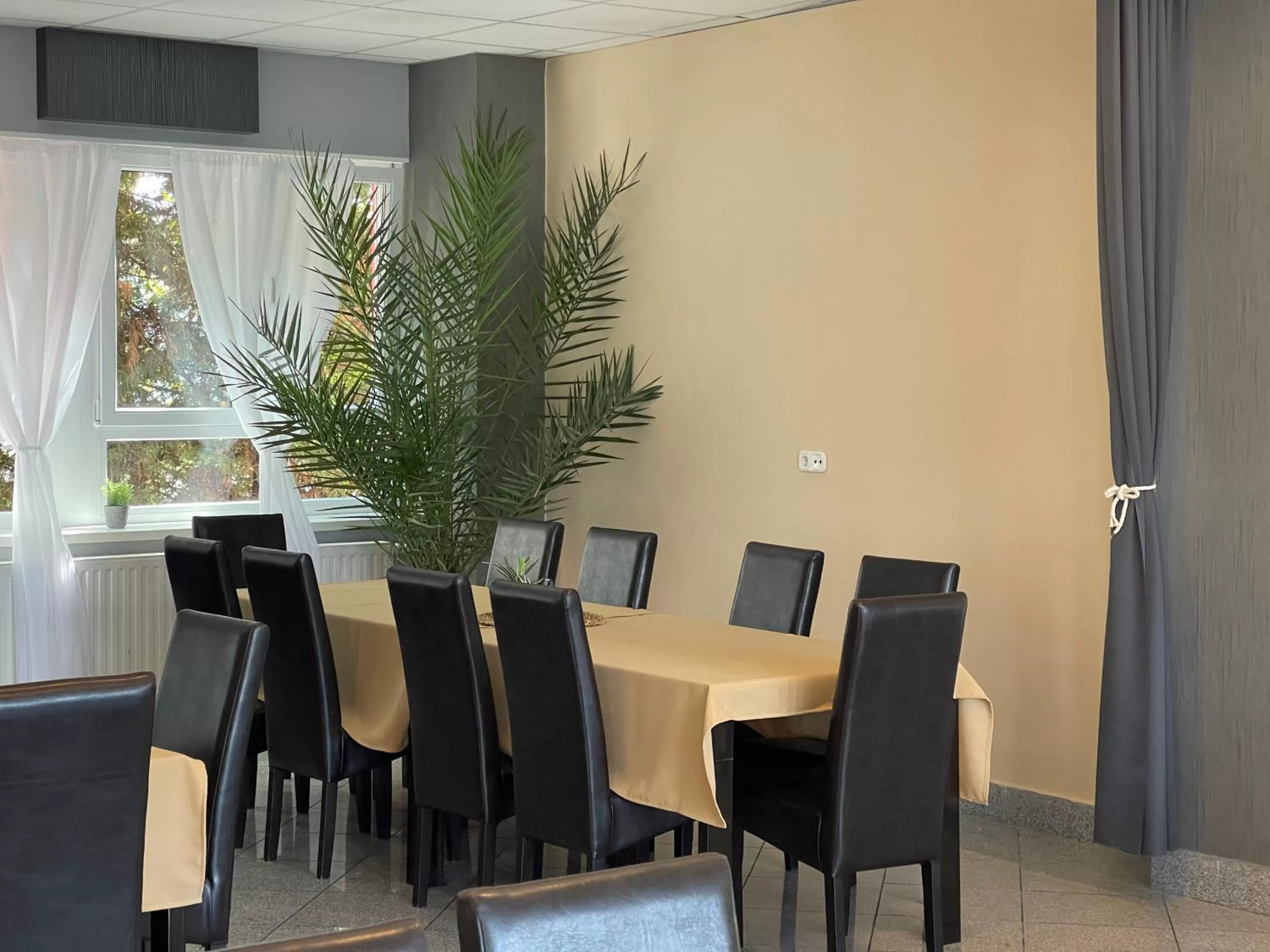 Restaurant/places to eat in Airport Szálló