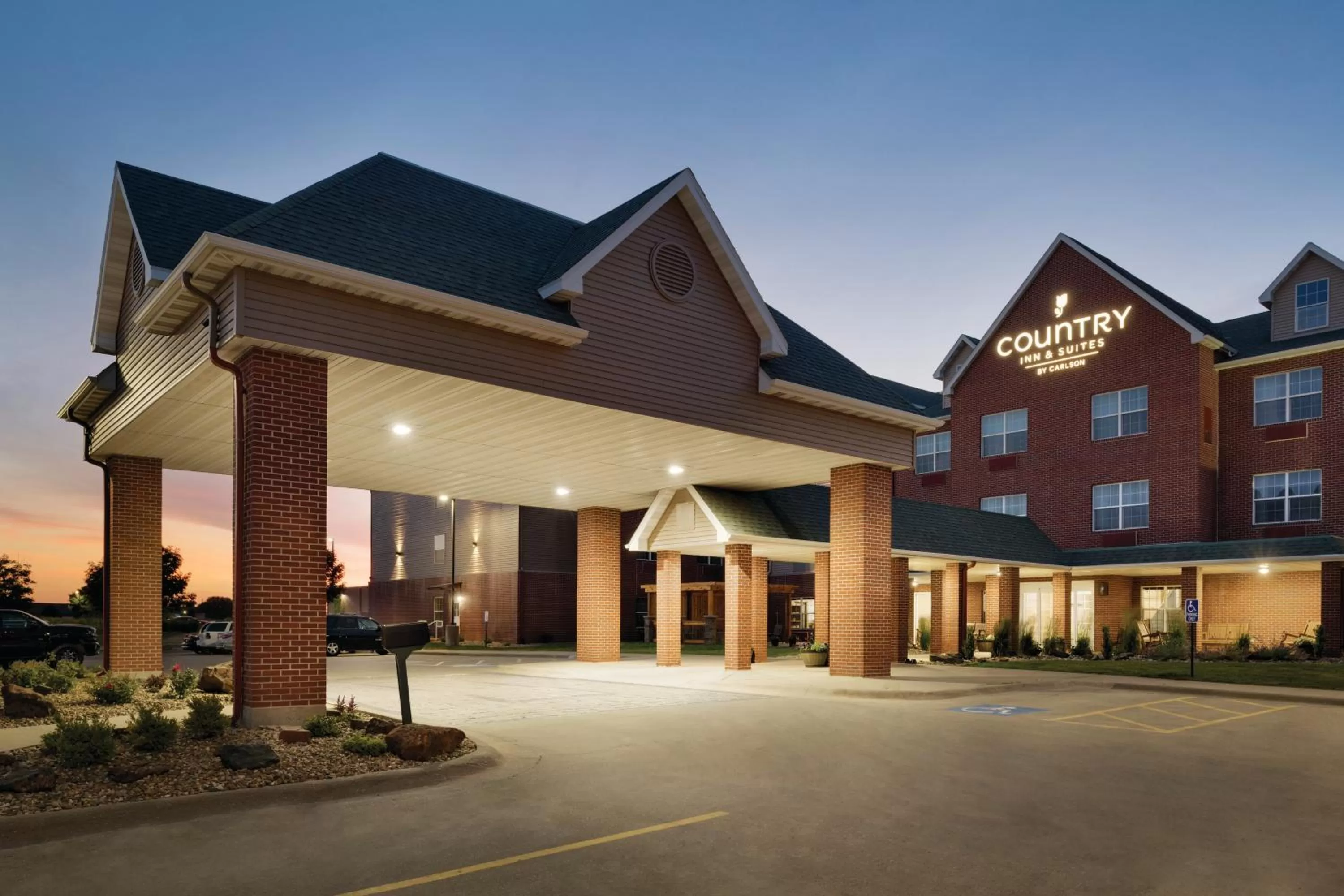 Facade/entrance in Country Inn & Suites by Radisson, Coralville, IA