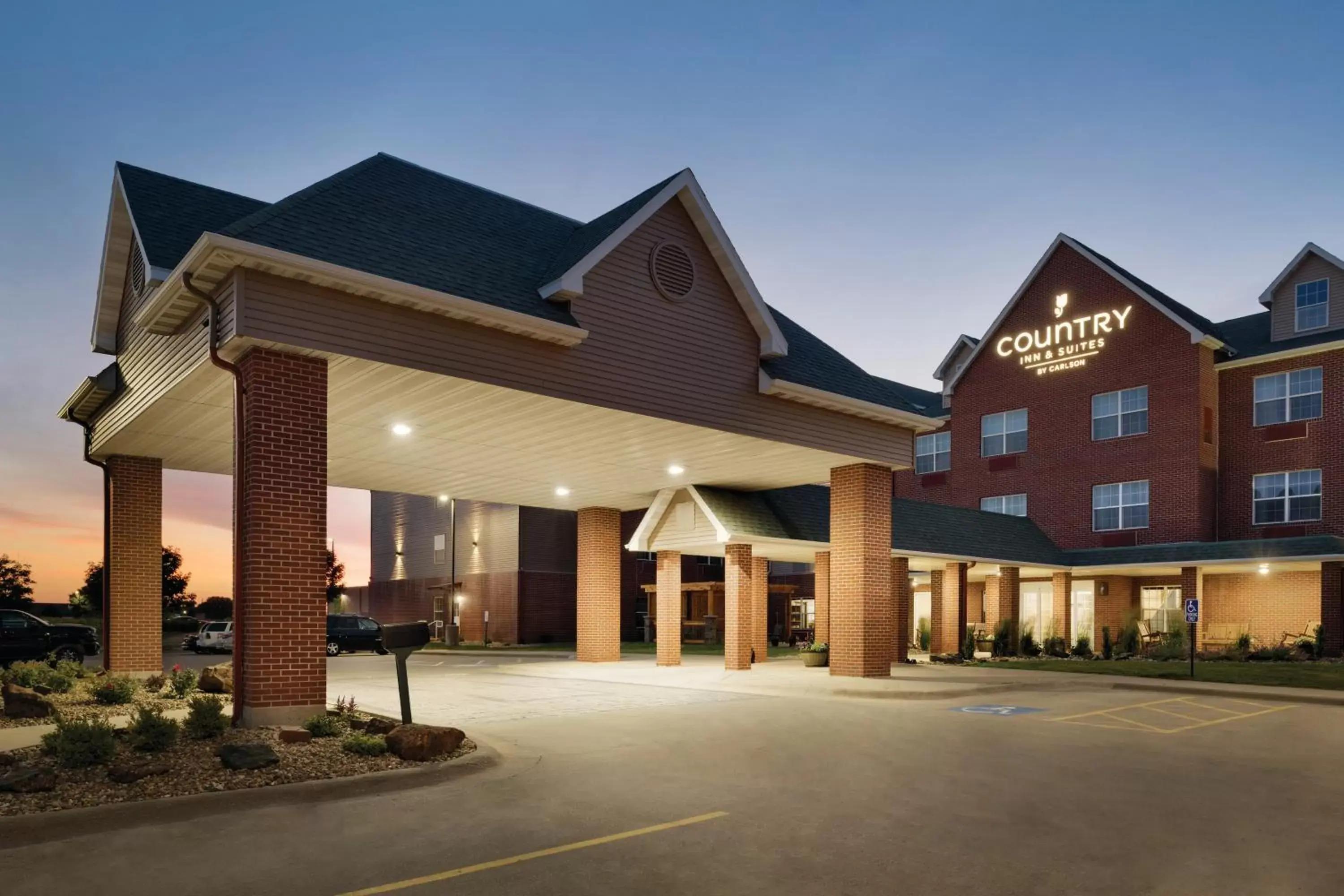 Facade/entrance, Property Building in Country Inn & Suites by Radisson, Coralville, IA