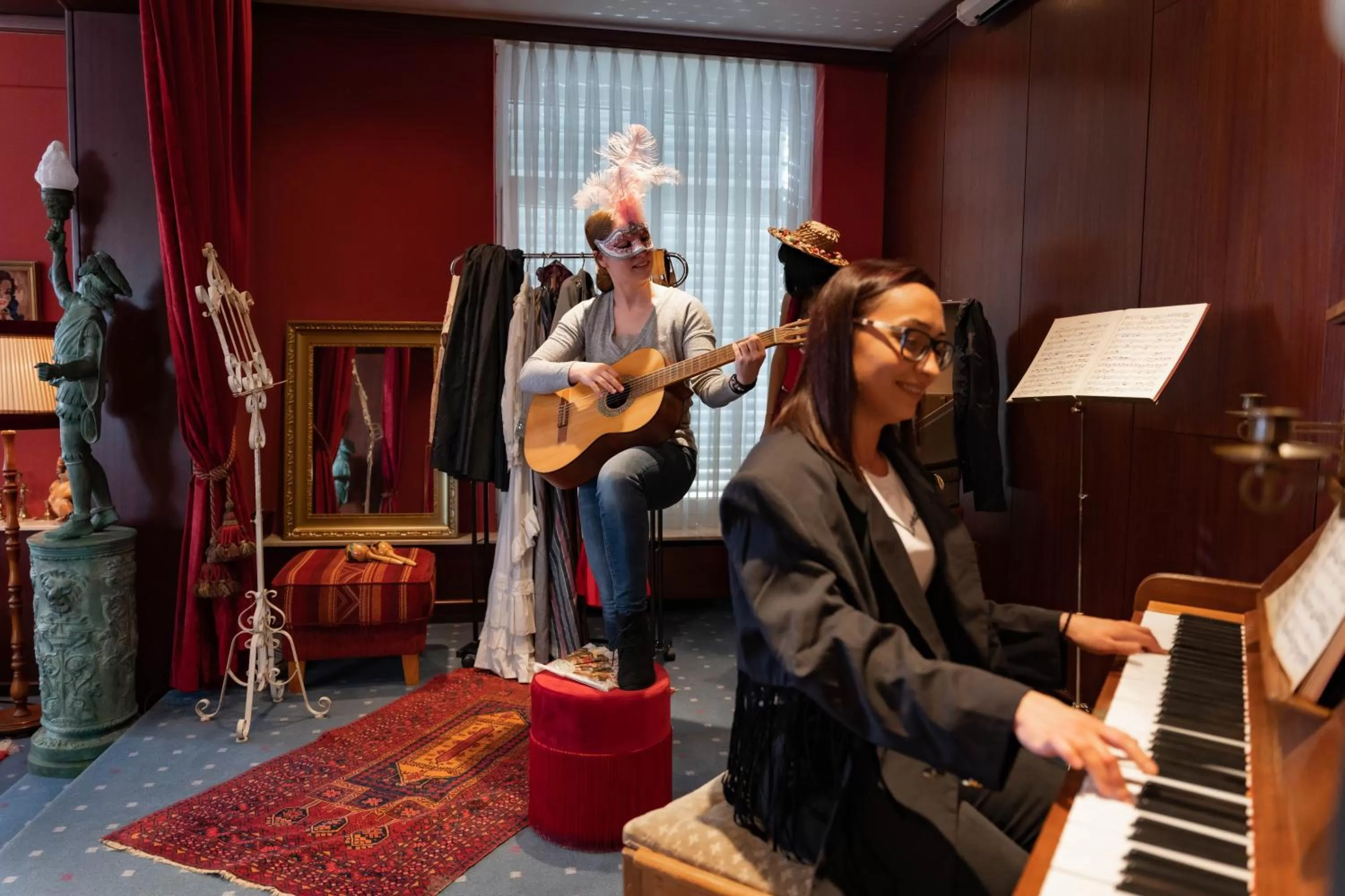 Communal lounge/ TV room in Tante ALMA's Mannheimer Hotel