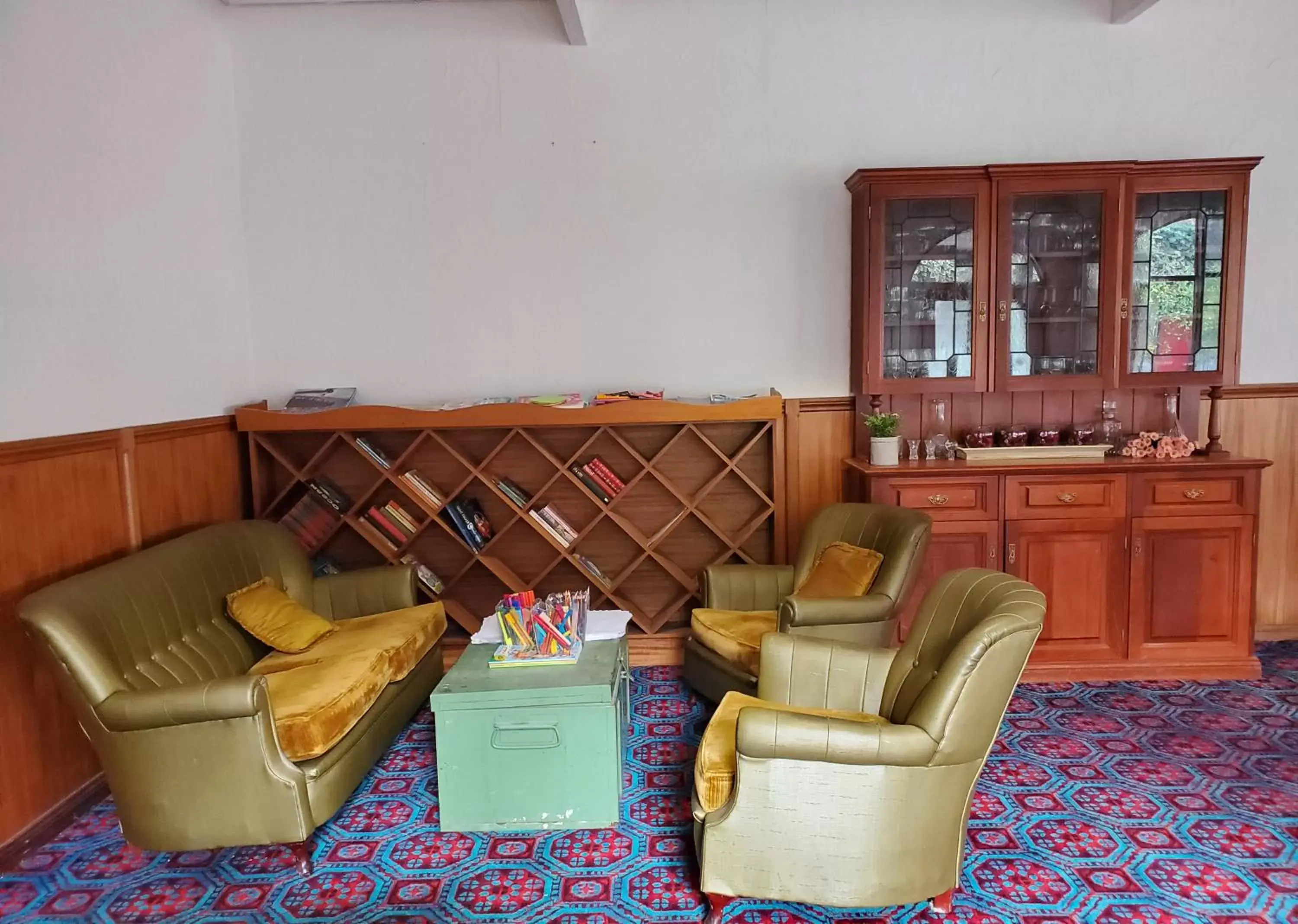 Children play ground, Seating Area in Sandors Motor Inn