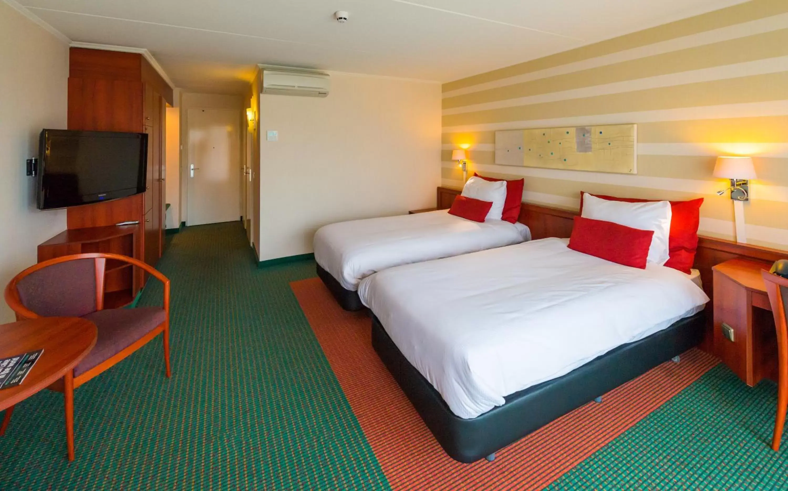 Photo of the whole room, Bed in Grand Hotel Amstelveen