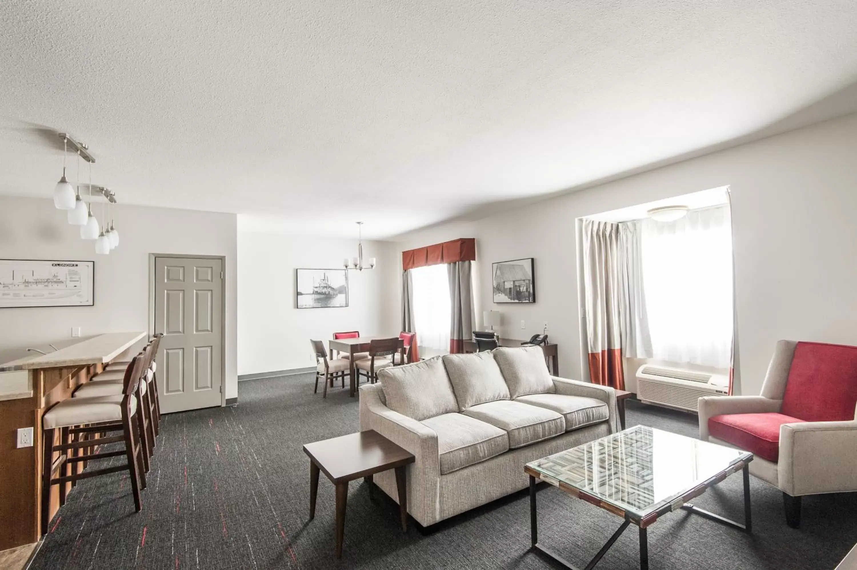 Photo of the whole room in Edgewater Hotel Photo of the whole room in Edgewater Hotel