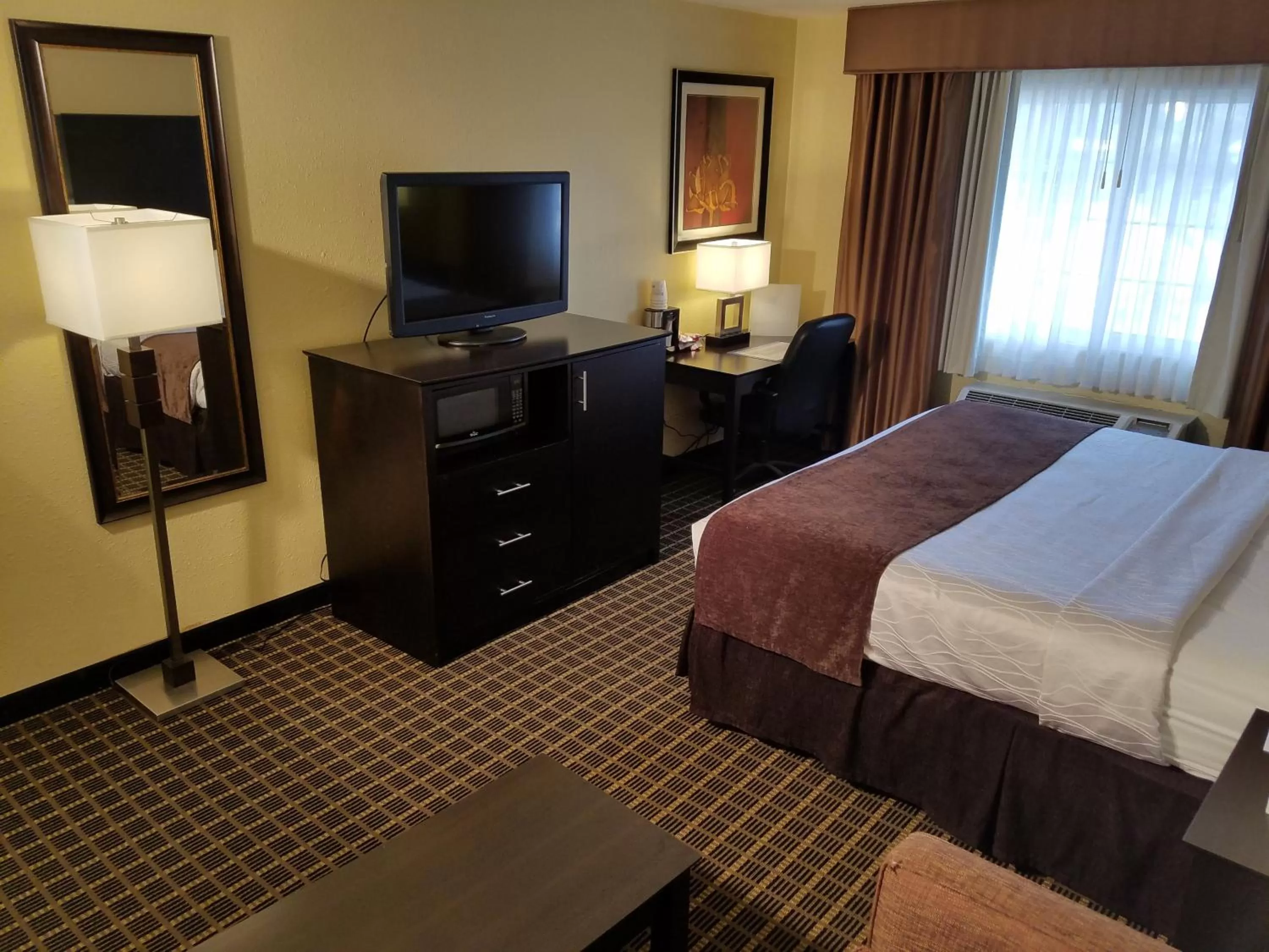 Bedroom in Quality Inn & Suites Morgantown - University Area