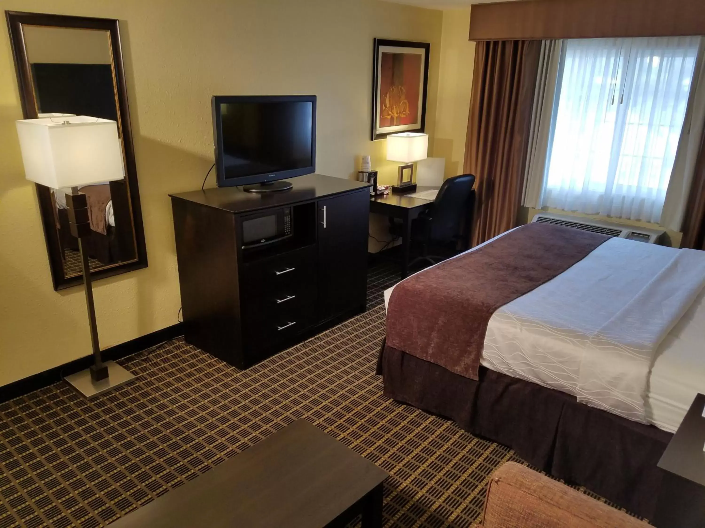 Bedroom, TV/Entertainment Center in Quality Inn & Suites