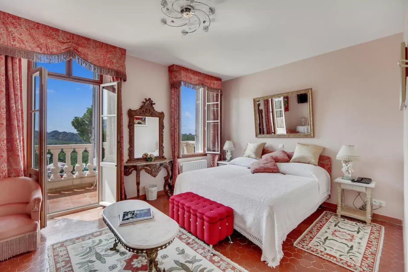 Queen Room with Sea View in Le Château de Mei Lese