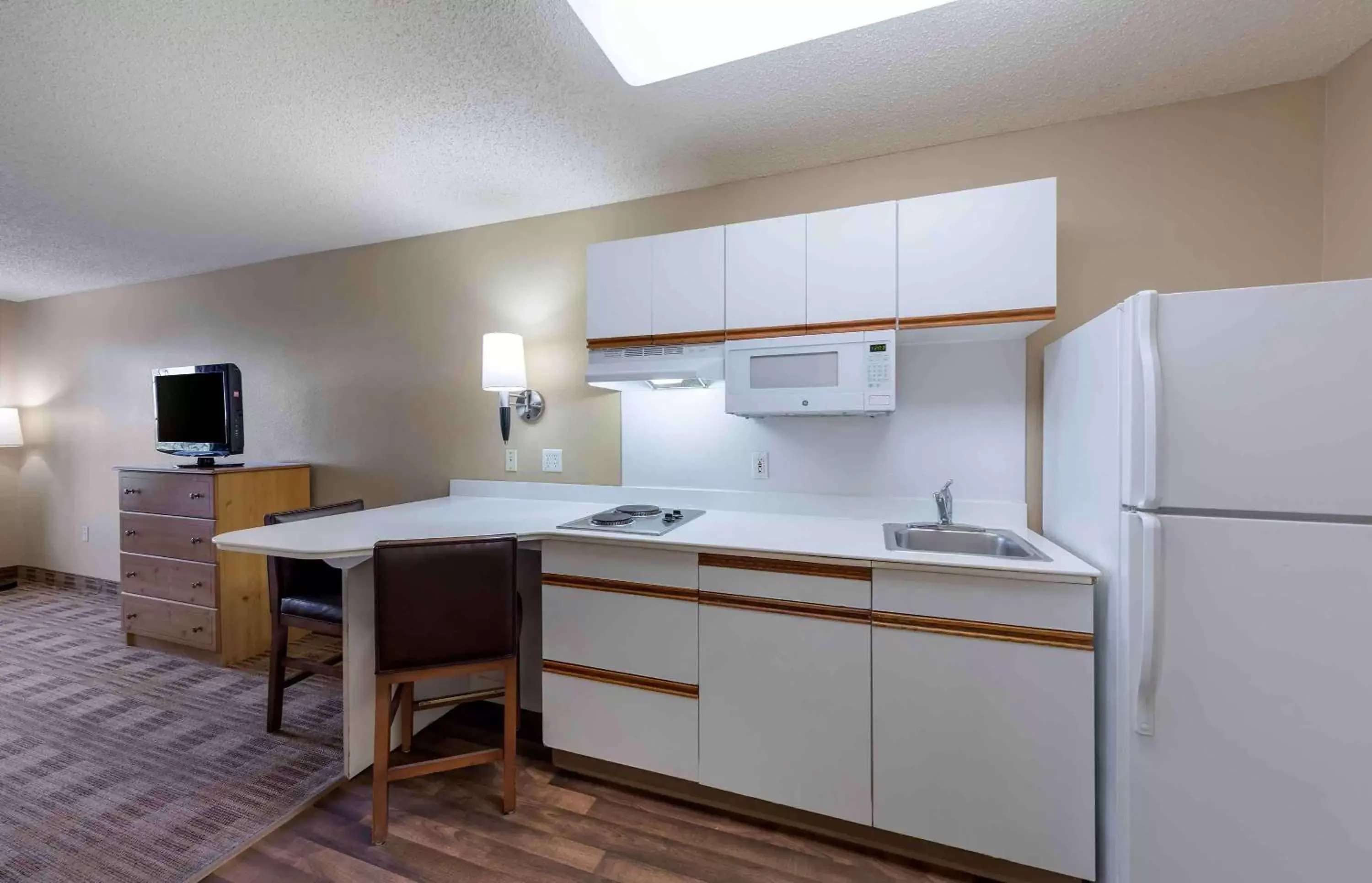 Bedroom, Kitchen/Kitchenette in Extended Stay America Suites - Los Angeles - Glendale