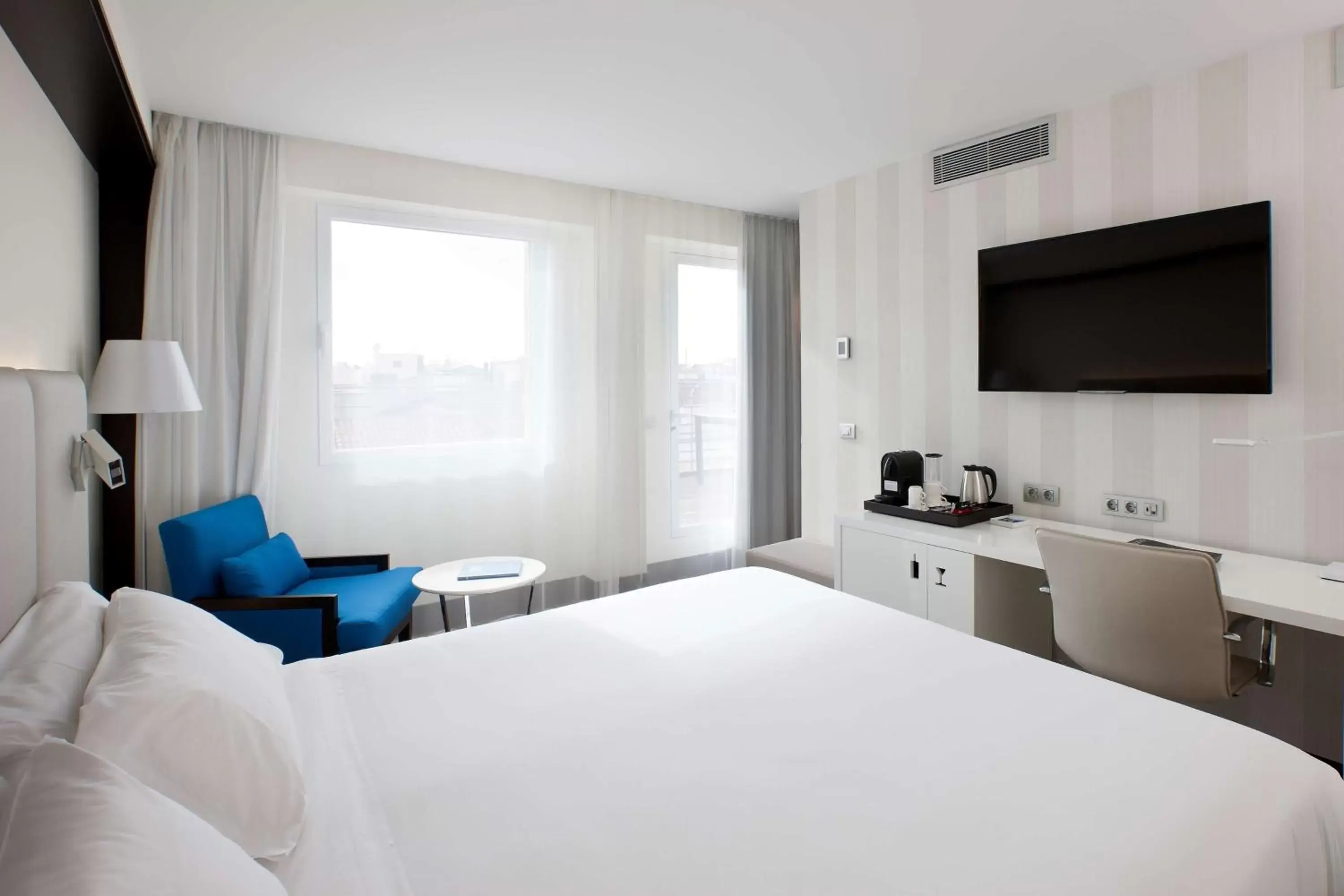Photo of the whole room, Bed in NH Madrid Lagasca