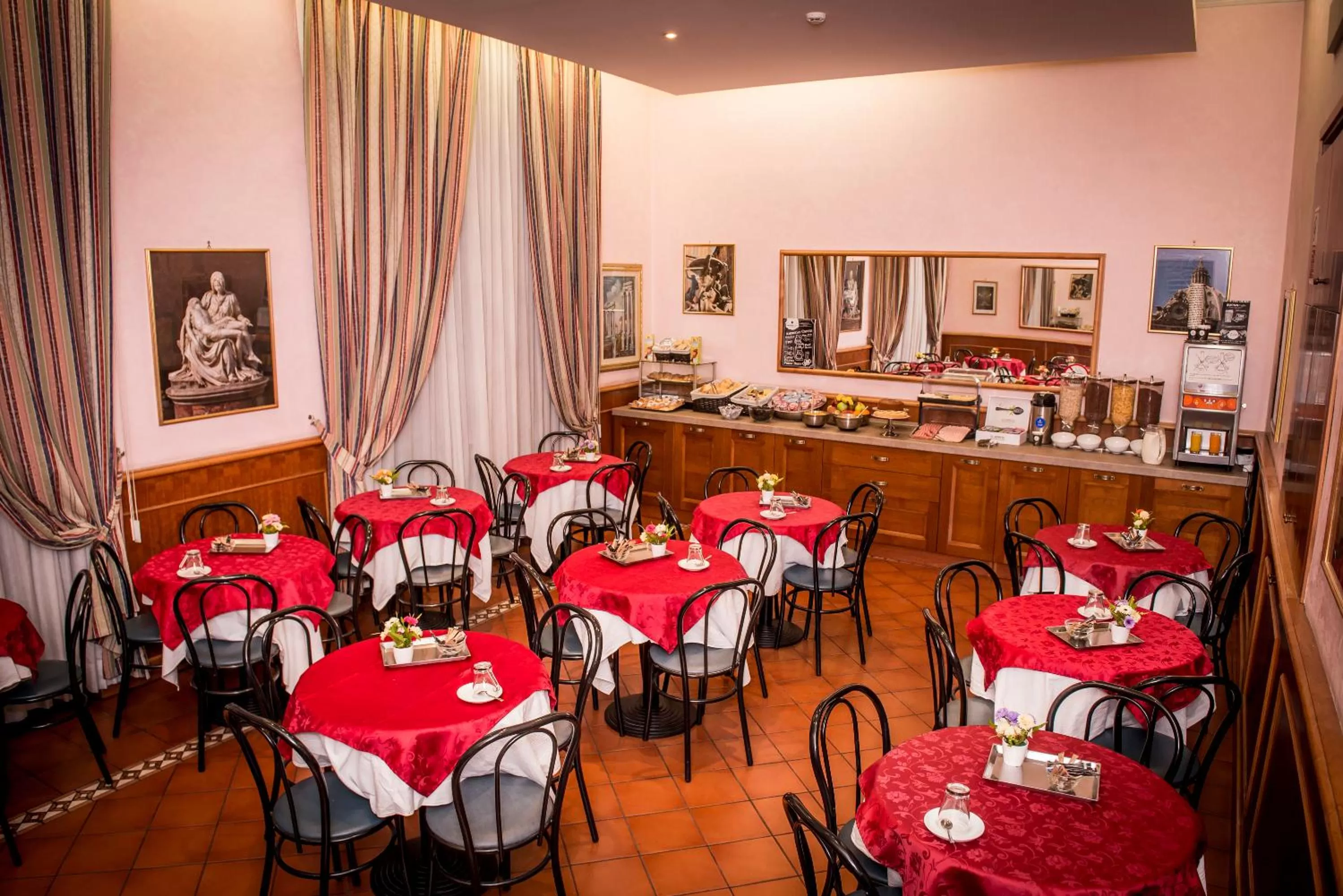 Restaurant/places to eat in Hotel Emmaus