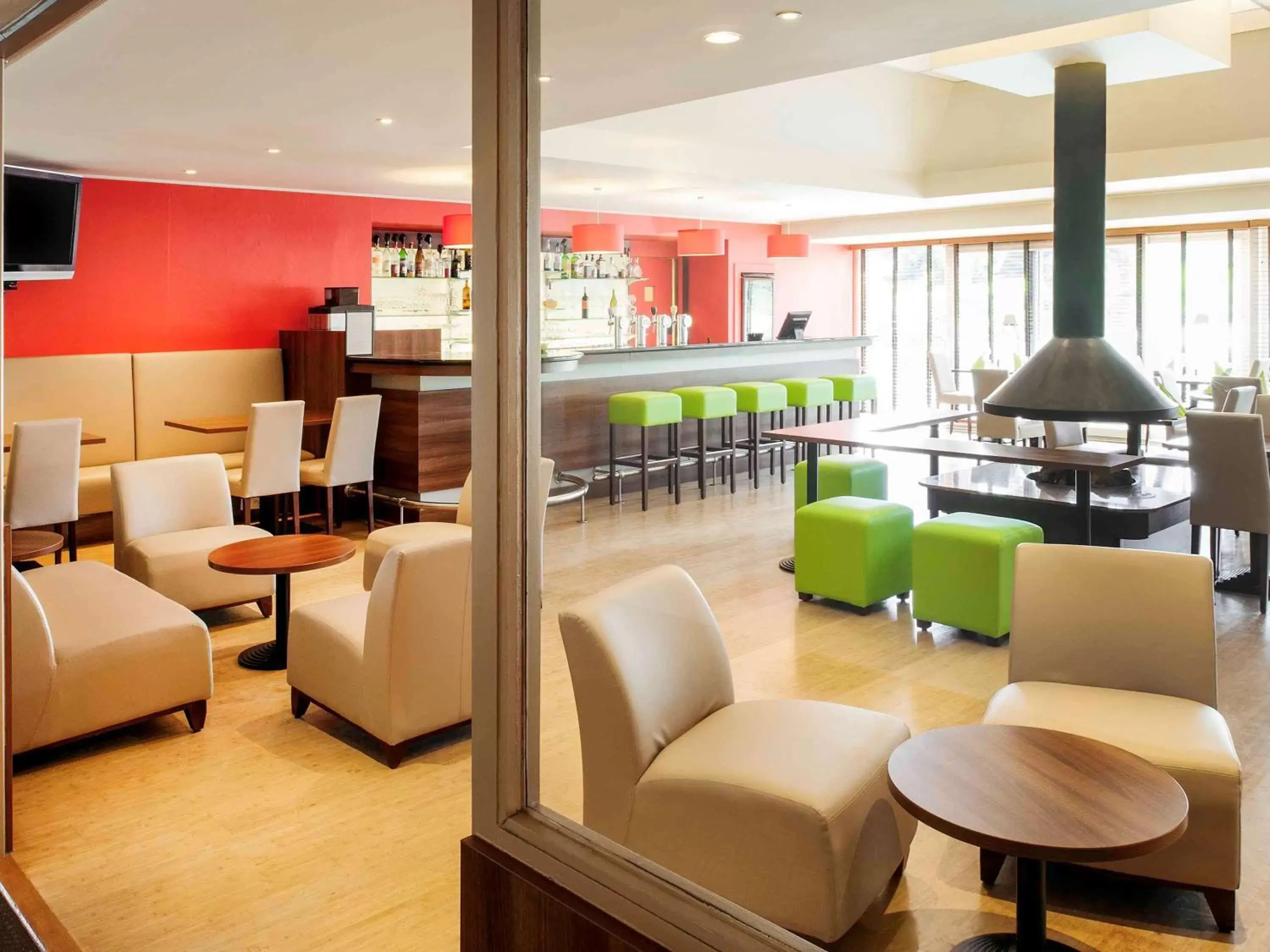 Lounge or bar, Lounge/Bar in ibis Styles Louvain-la-Neuve Hotel and Events