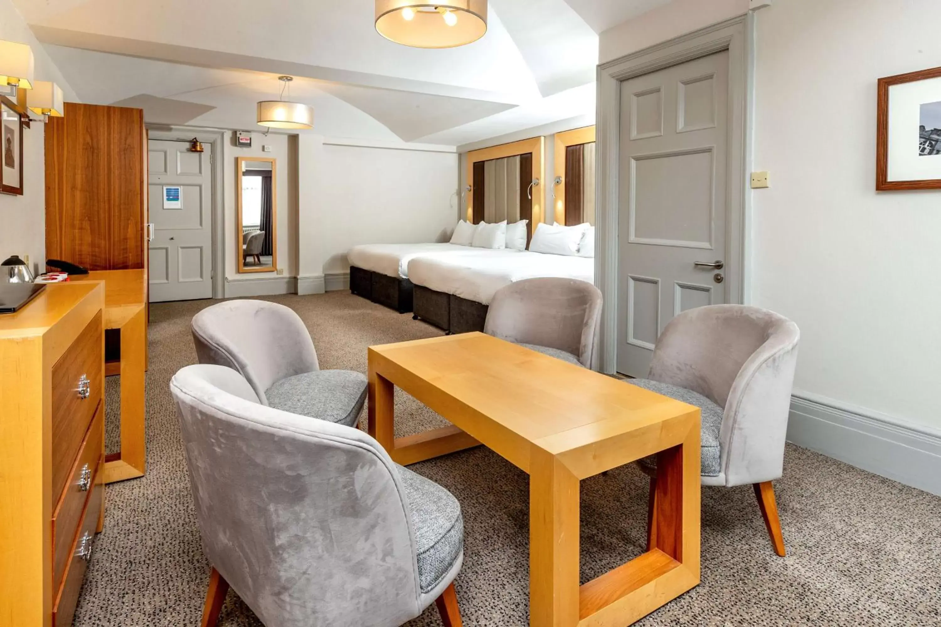 Bed, Seating Area in DoubleTree by Hilton Harrogate Majestic Hotel & Spa