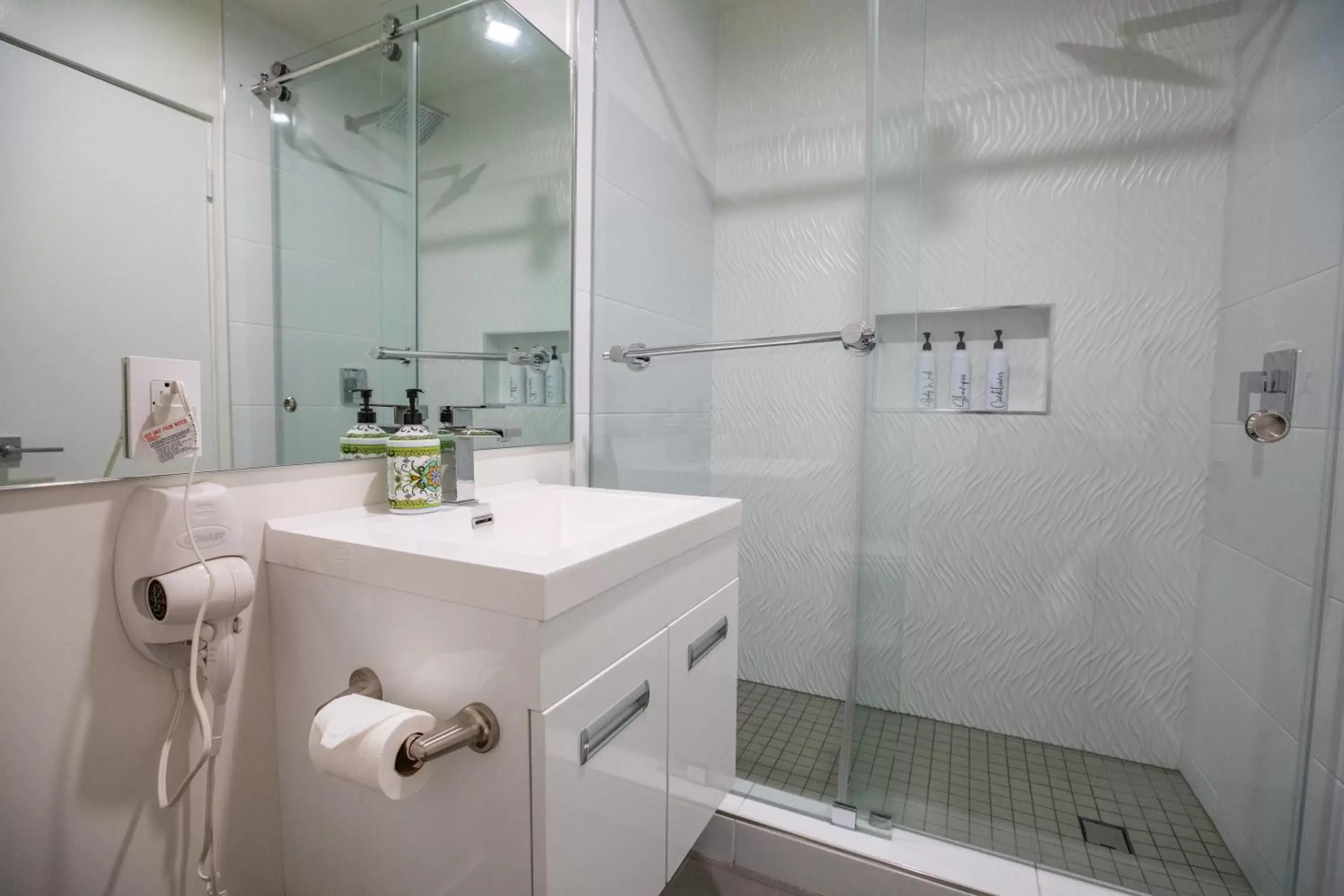 Shower, Bathroom in Park Plaza Lodge
