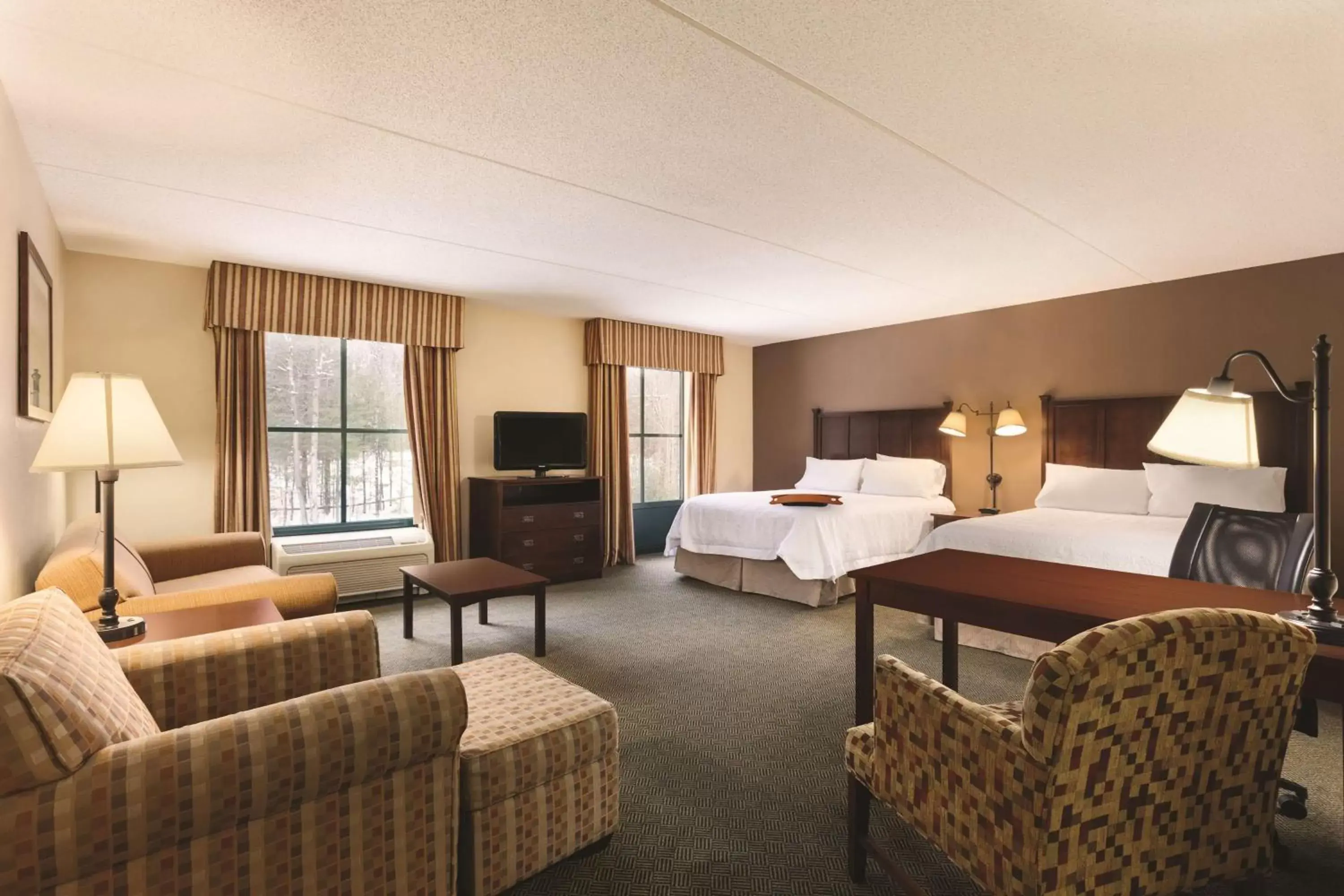 Bed, Seating Area in Hampton Inn & Suites Lake George