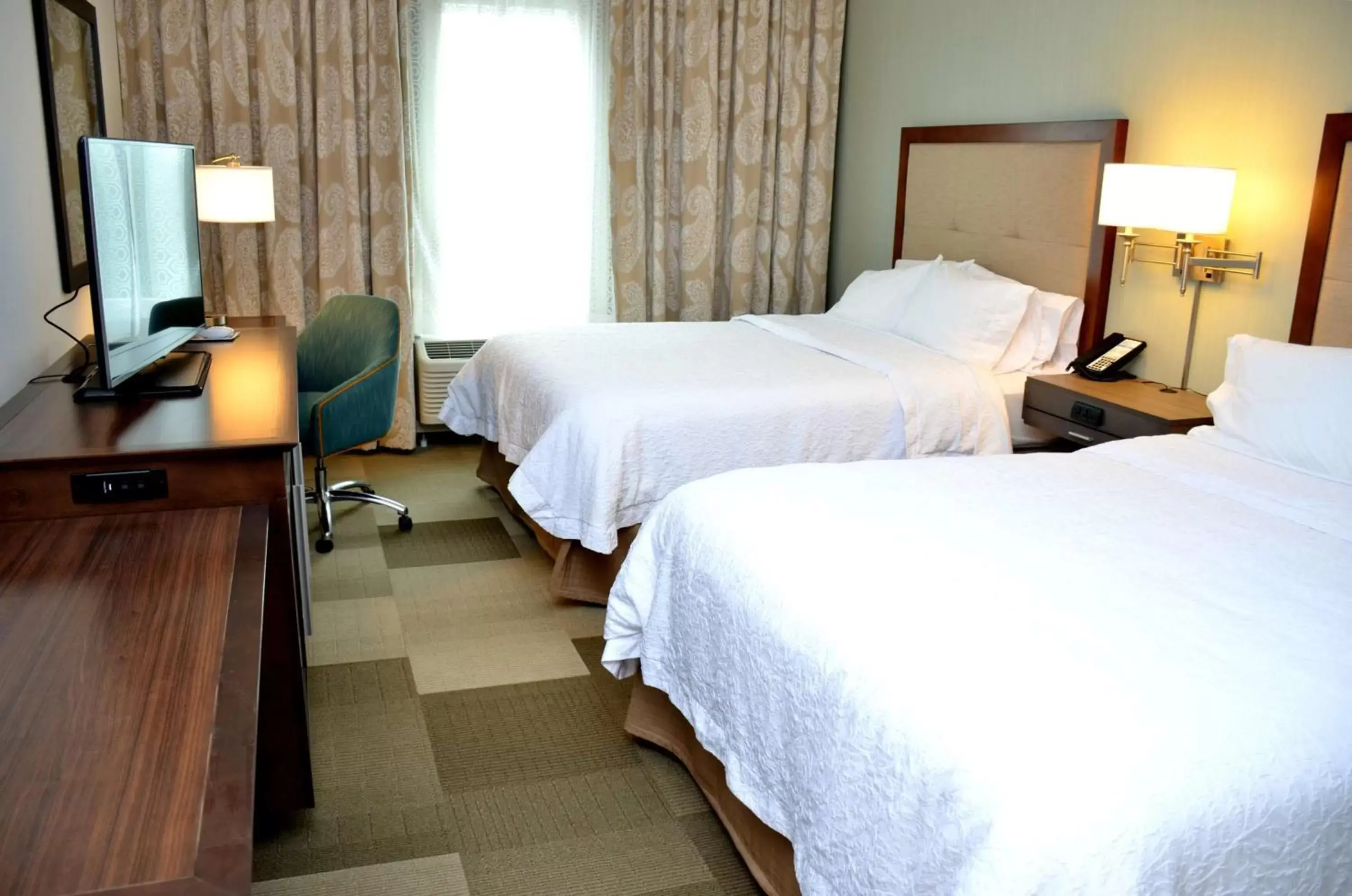 Bedroom, Bed in Hampton Inn & Suites - DeLand Bedroom, Bed in Hampton Inn & Suites - DeLand