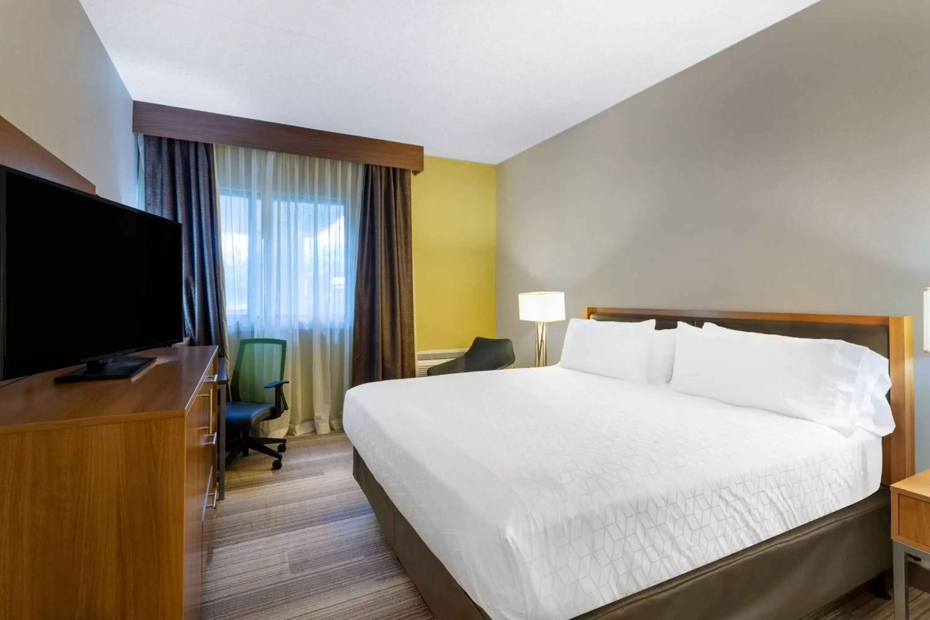 Bedroom, Bed in Holiday Inn Express Hotel & Suites King of Prussia, an IHG Hotel