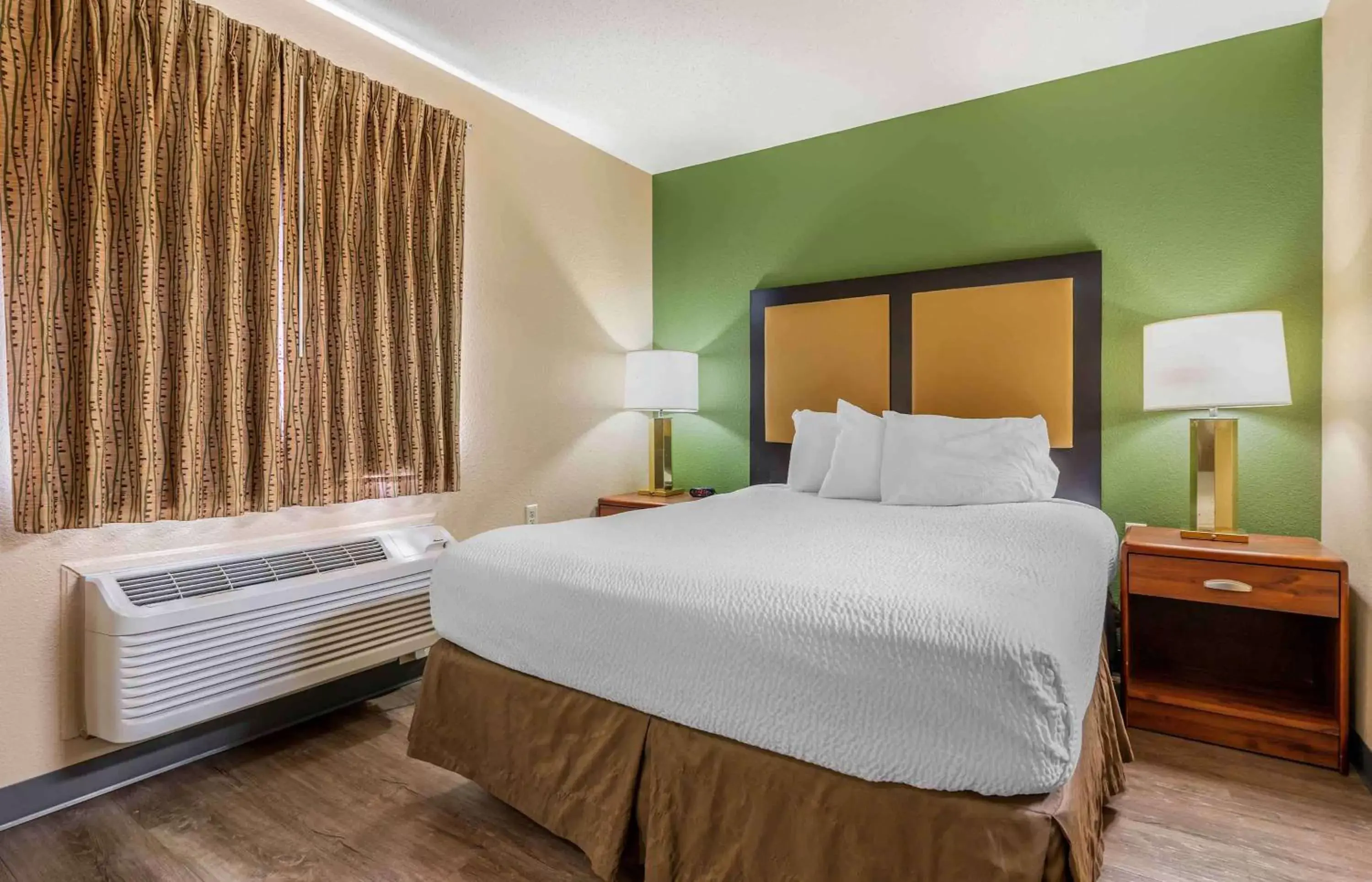 Bedroom, Bed in Extended Stay America Suites - Evansville - East