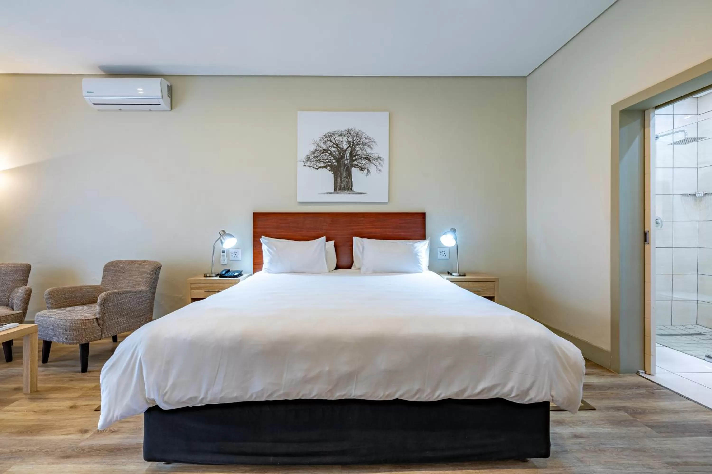 Bedroom, Bed in African Sky Hotels - Pine Lake Inn