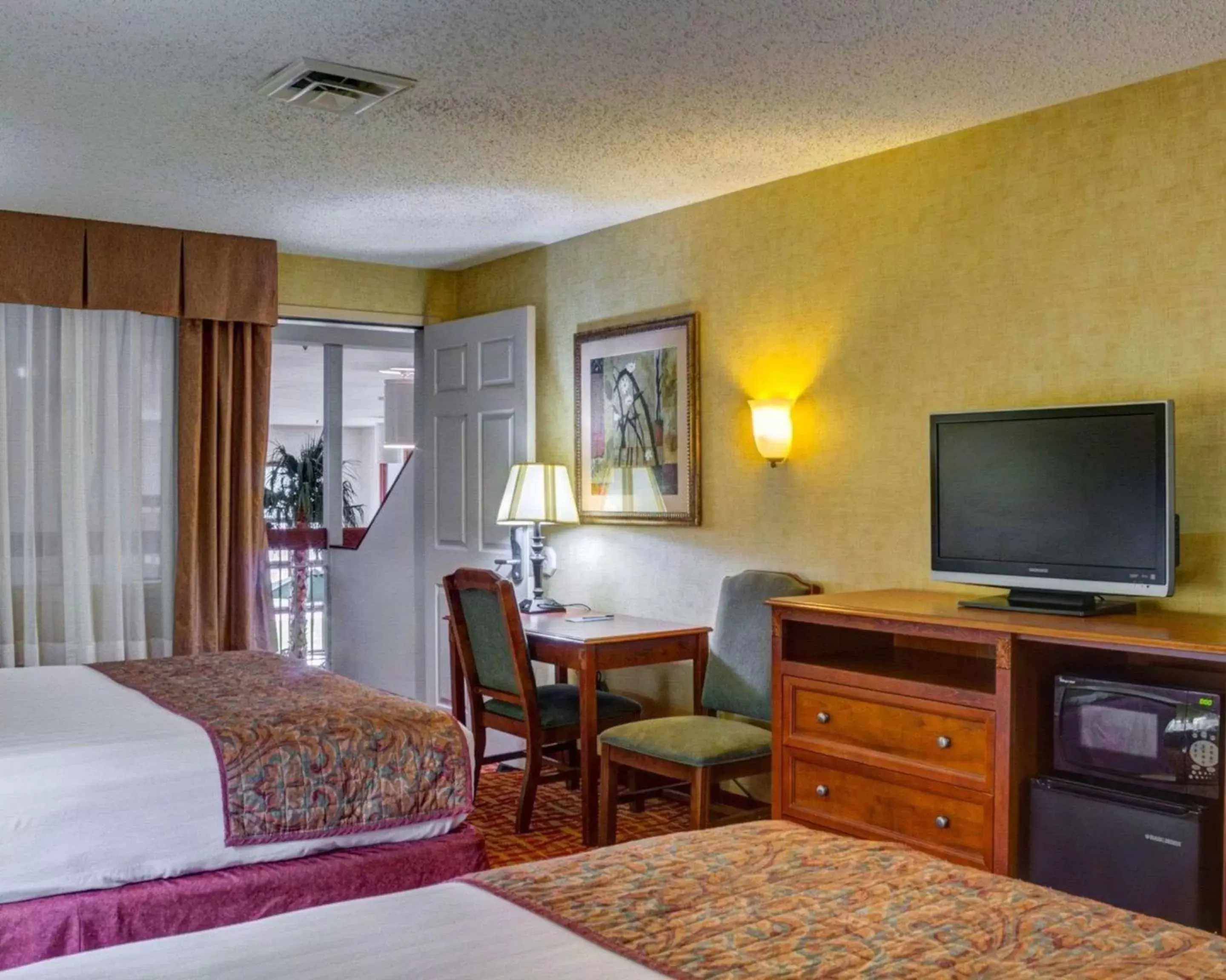 Photo of the whole room, TV/Entertainment Center in Rodeway Inn Columbia Mall Loop