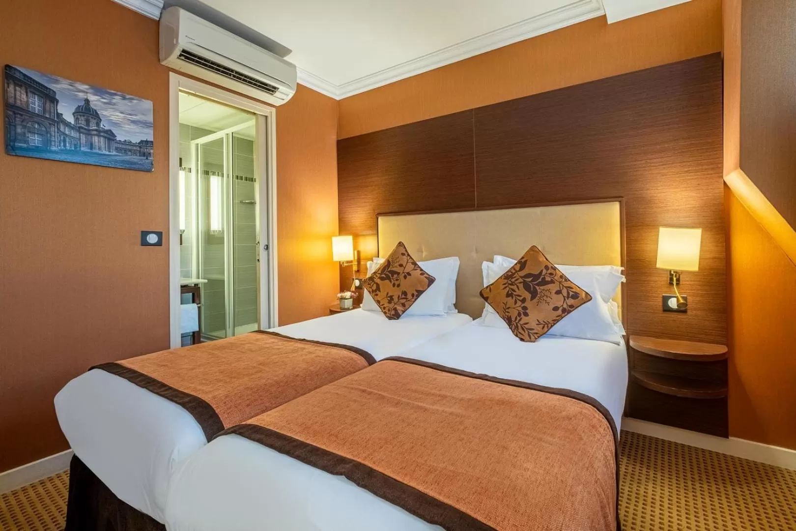 Bed in Hôtel 85 Saint Honore