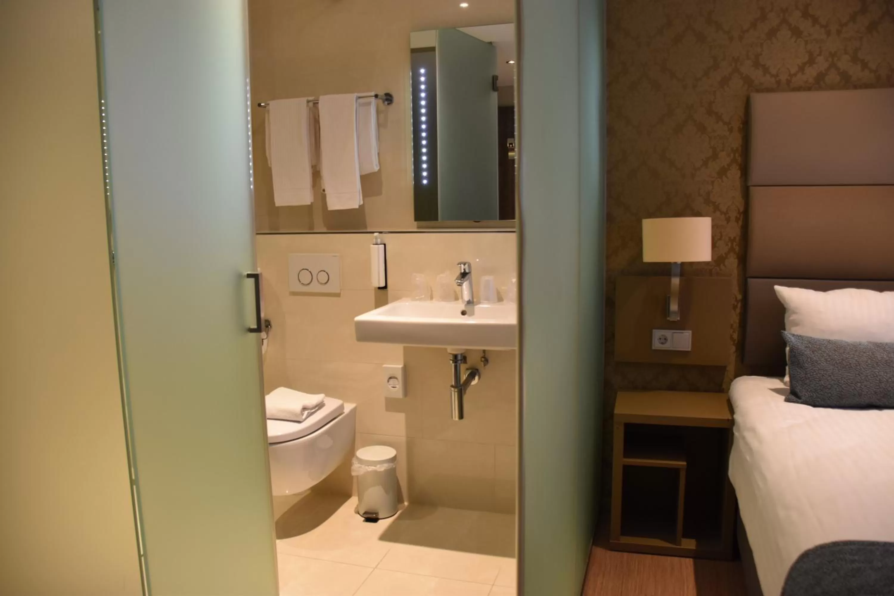 Bathroom, Bed in OZO Hotels Arena Amsterdam
