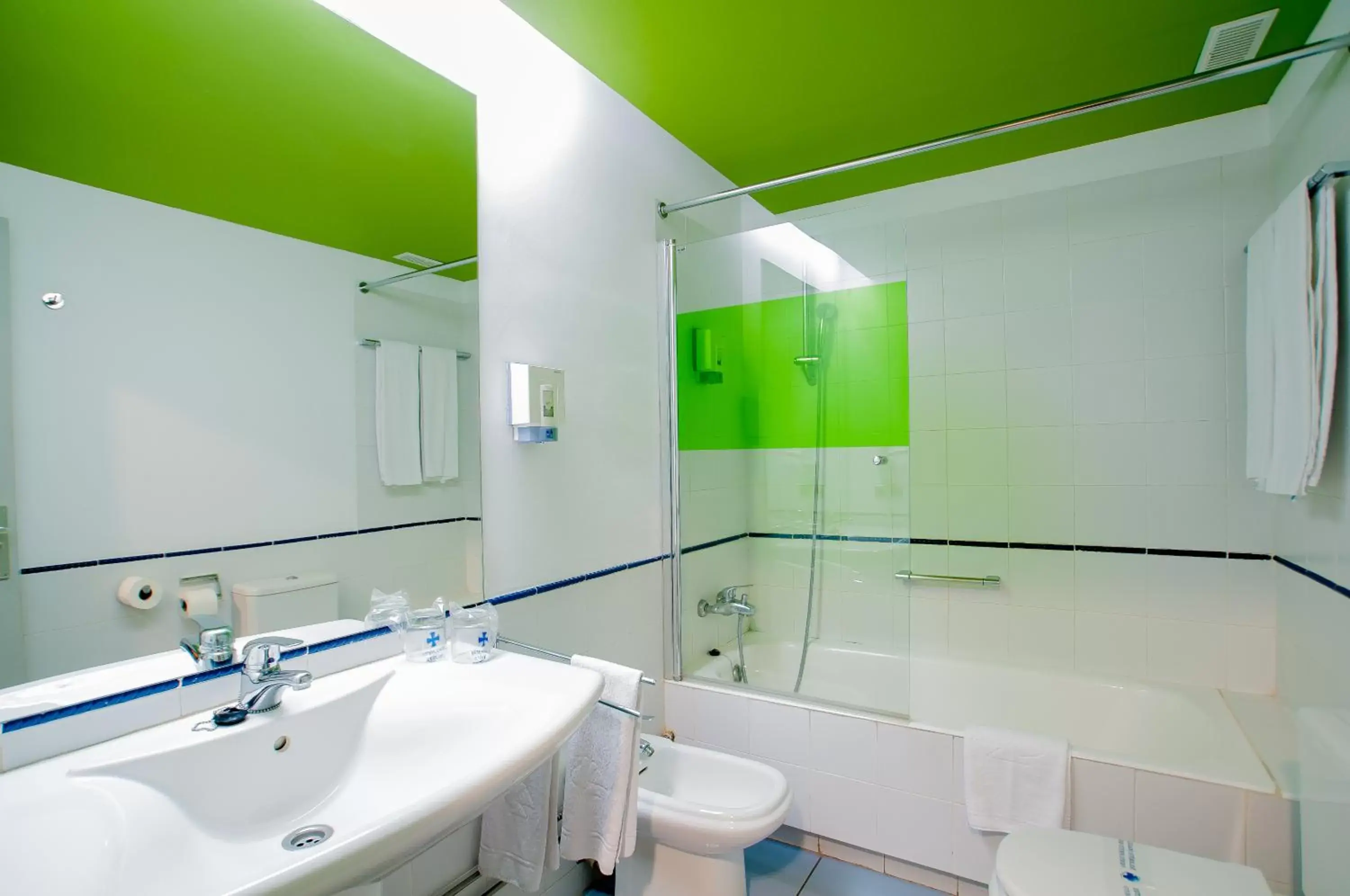 Bathroom in Ibis Styles Zaragoza Ramiro I