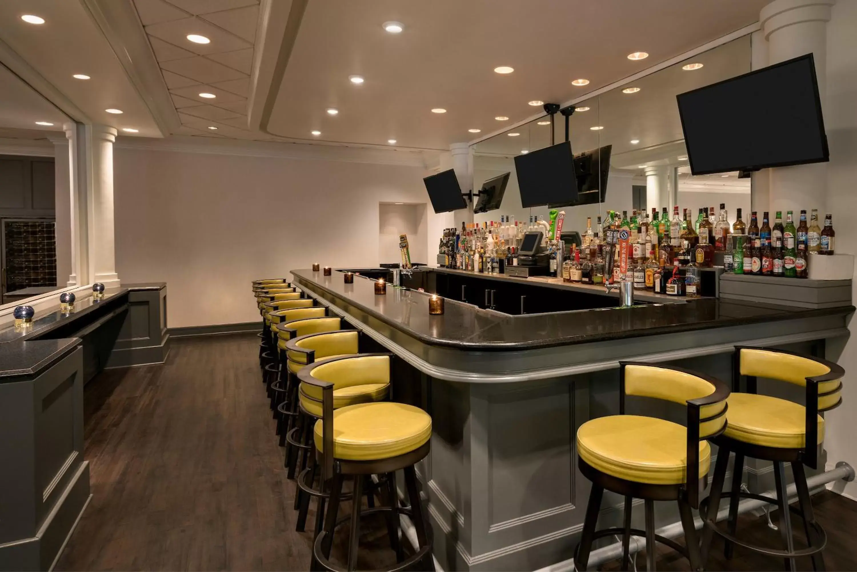 Lounge or bar, Lounge/Bar in Crowne Plaza Englewood, an IHG Hotel